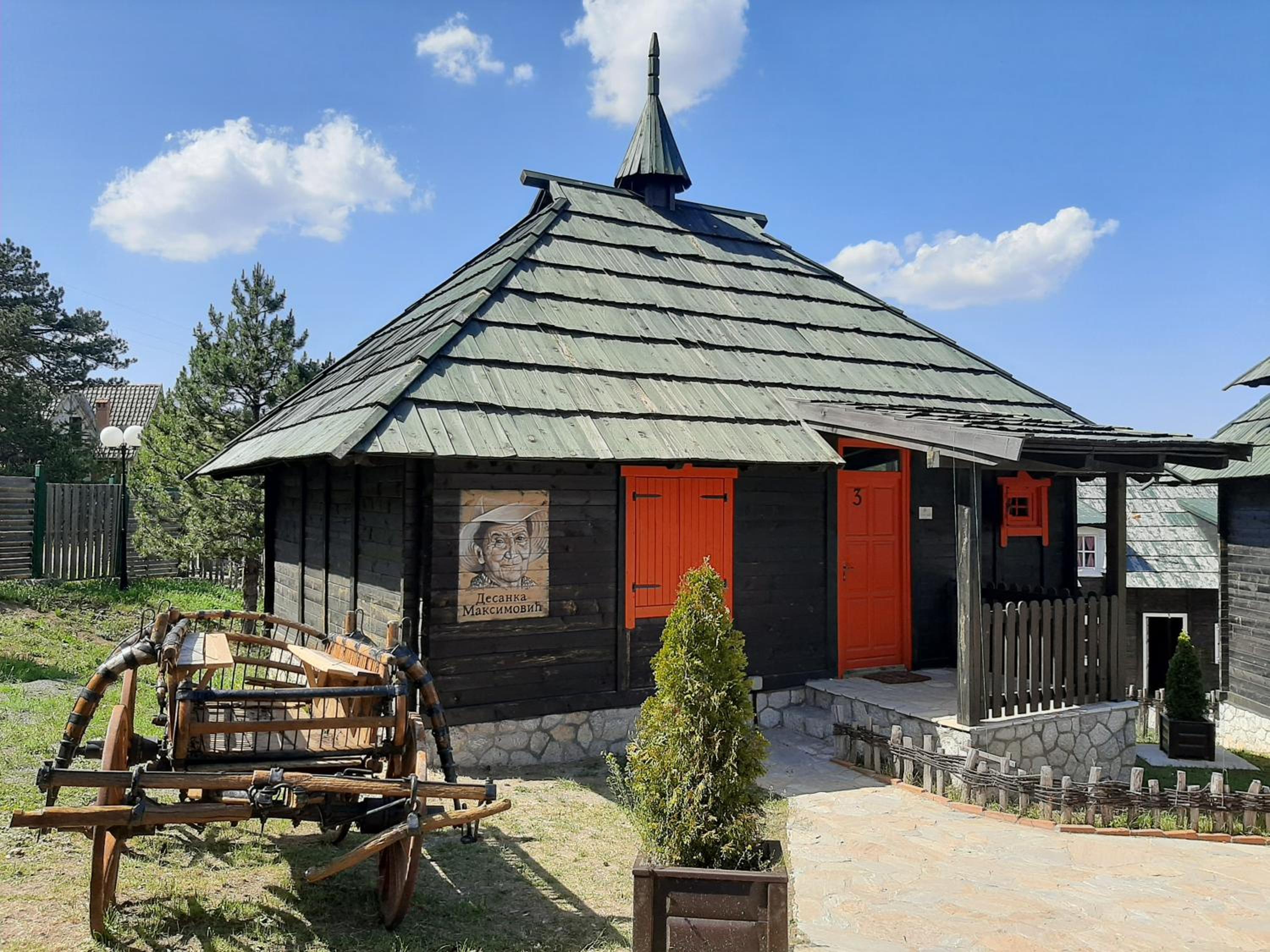 Two-Bedroom Wooden Cottage photo 2