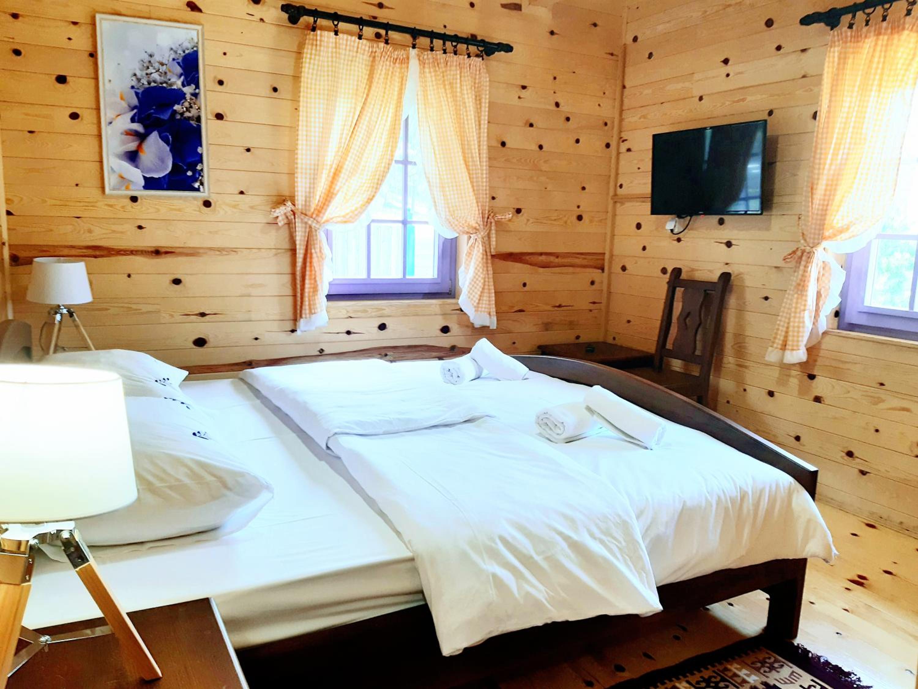 Two-Bedroom Wooden Cottage photo 3