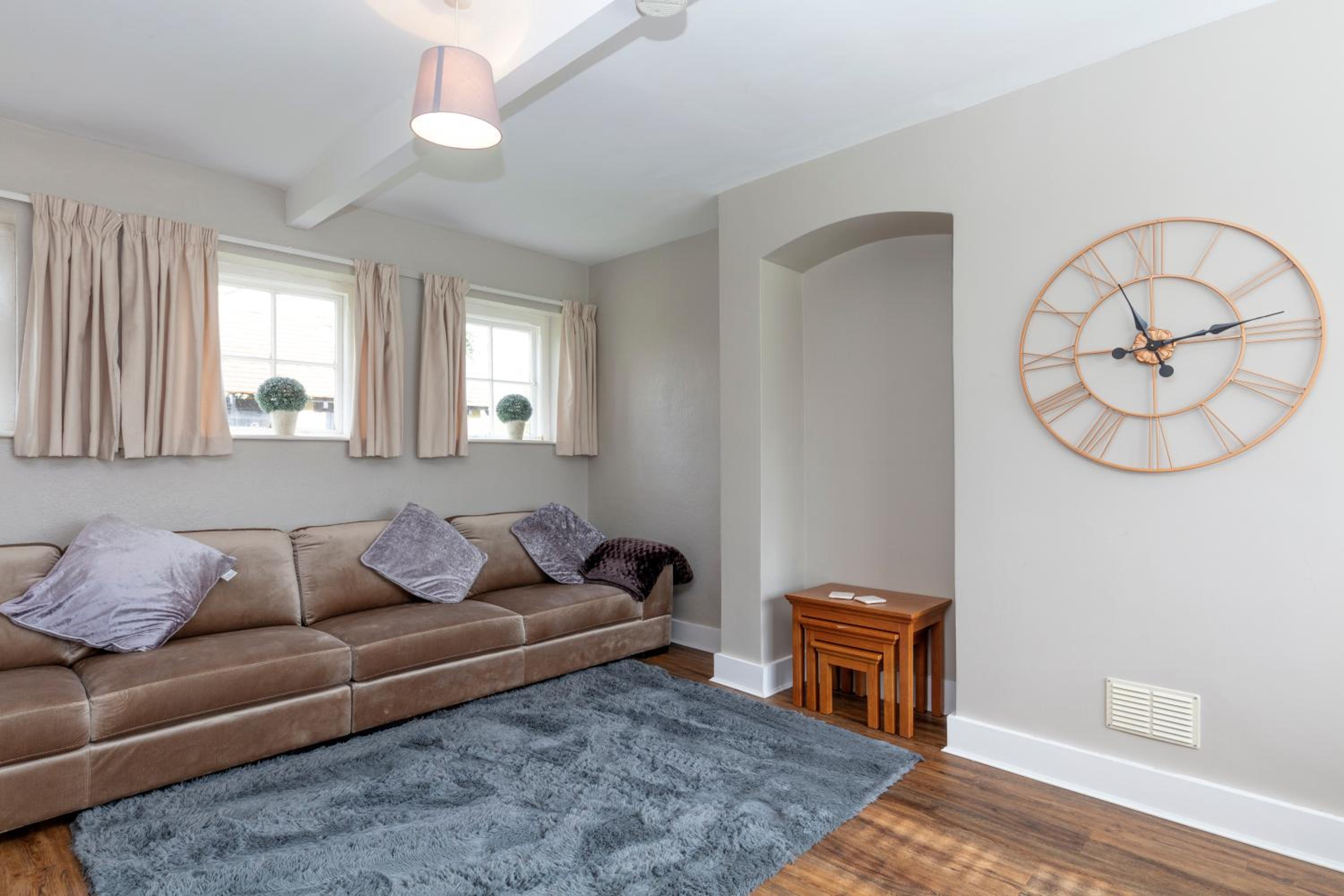 Five-Bedroom House photo 1