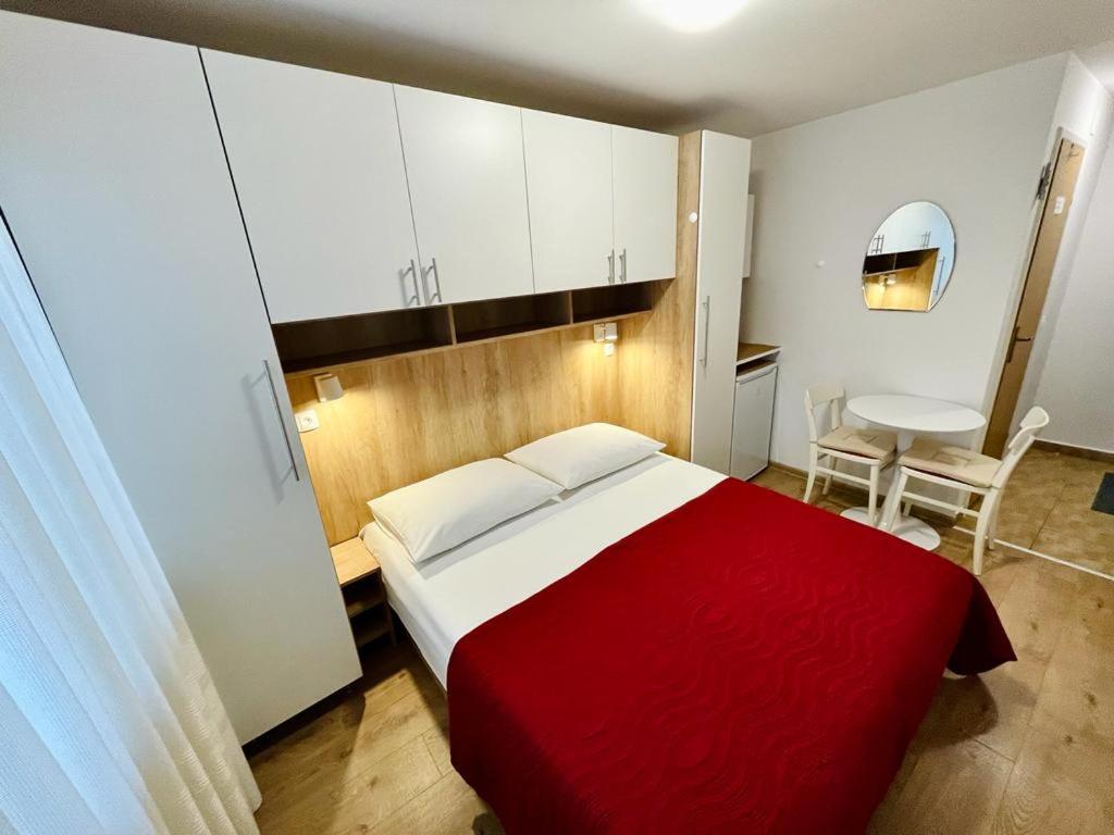 Doppel- oder Zweibettzimmer
