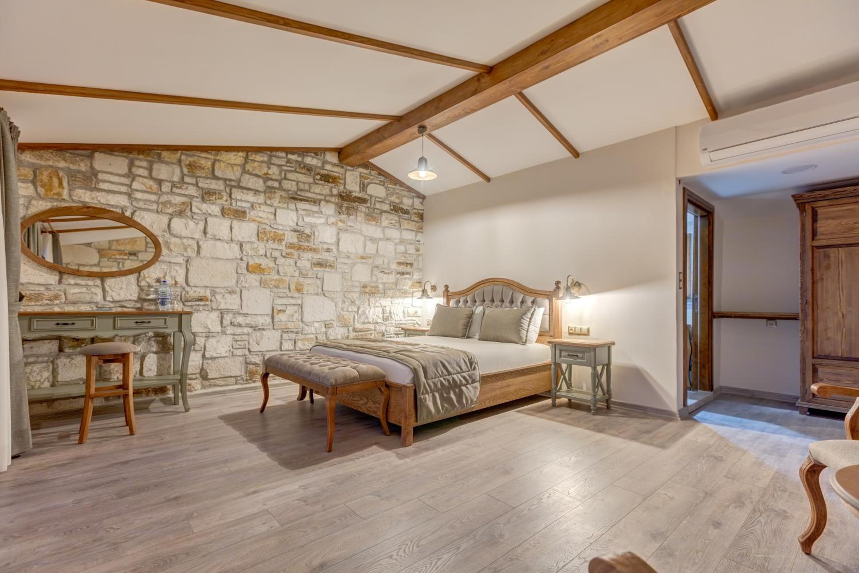 Deluxe Double Room (2 Adults + 1 Child)