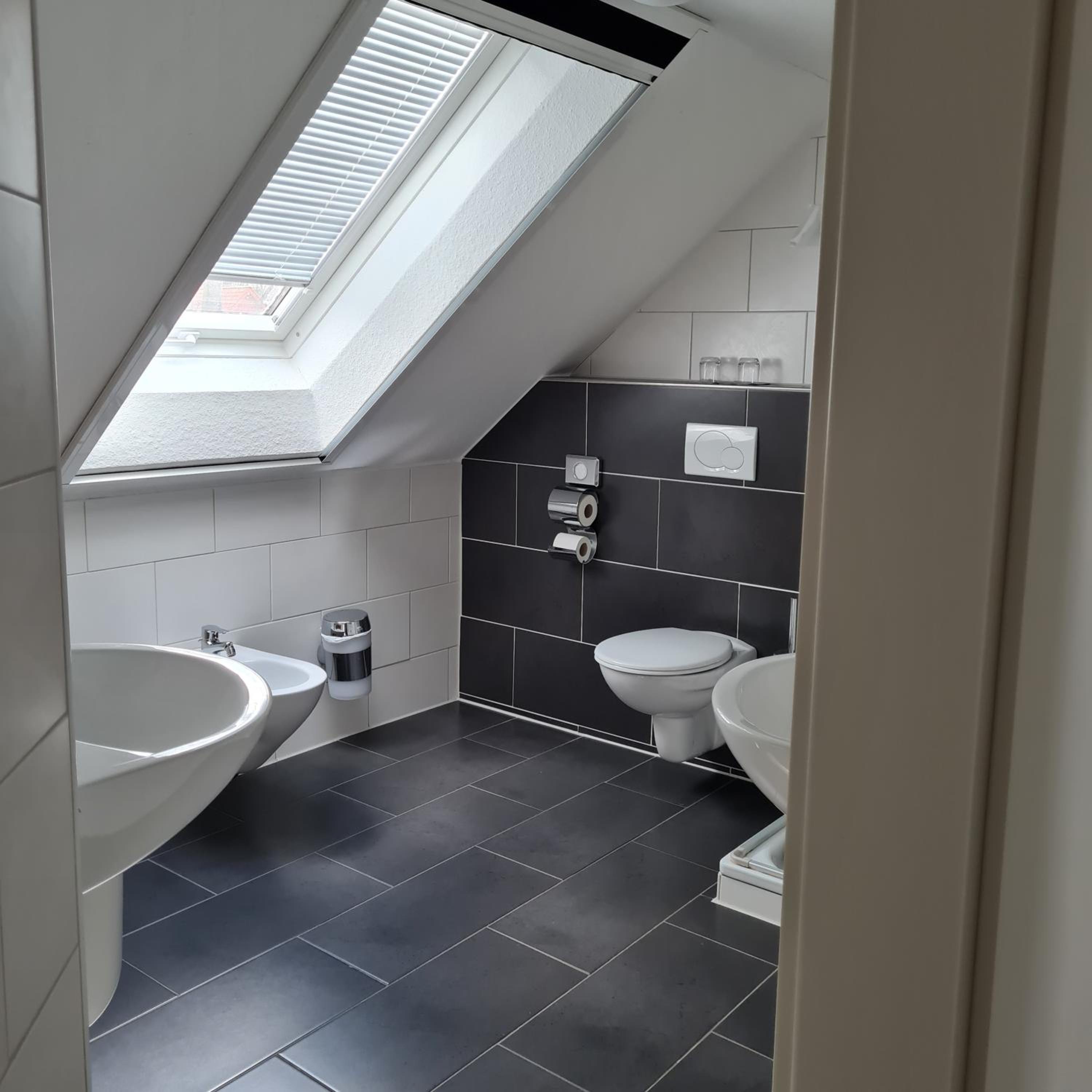 Deluxe Double Room with Shower - Photo 4