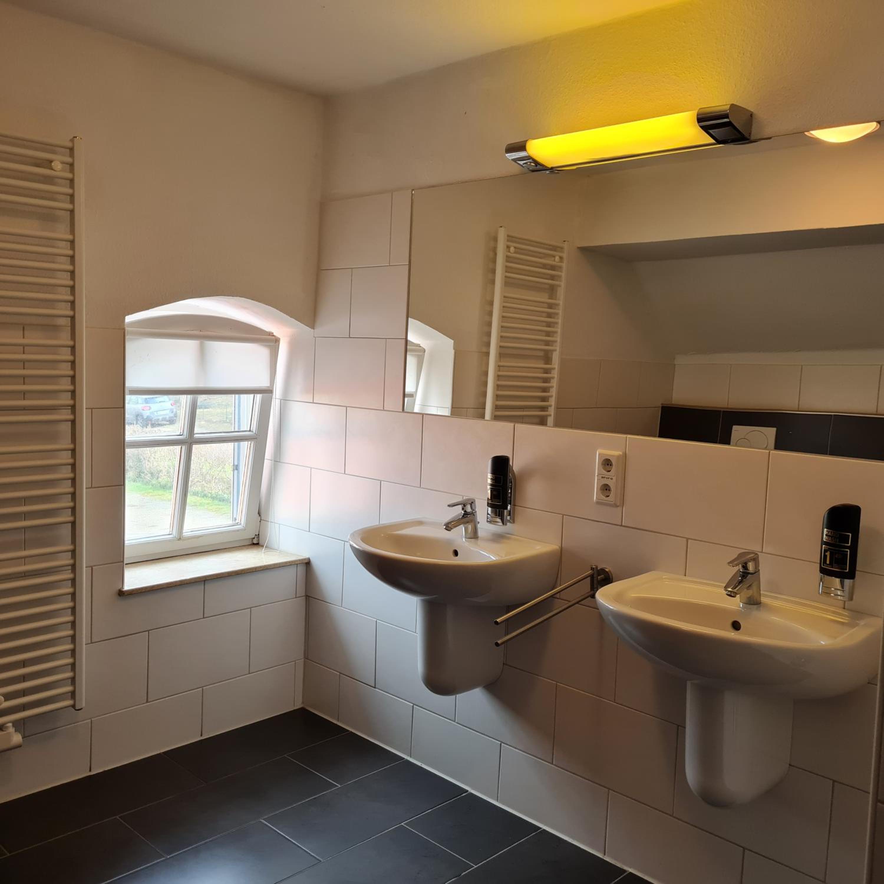 Deluxe Double Room with Shower - Photo 3