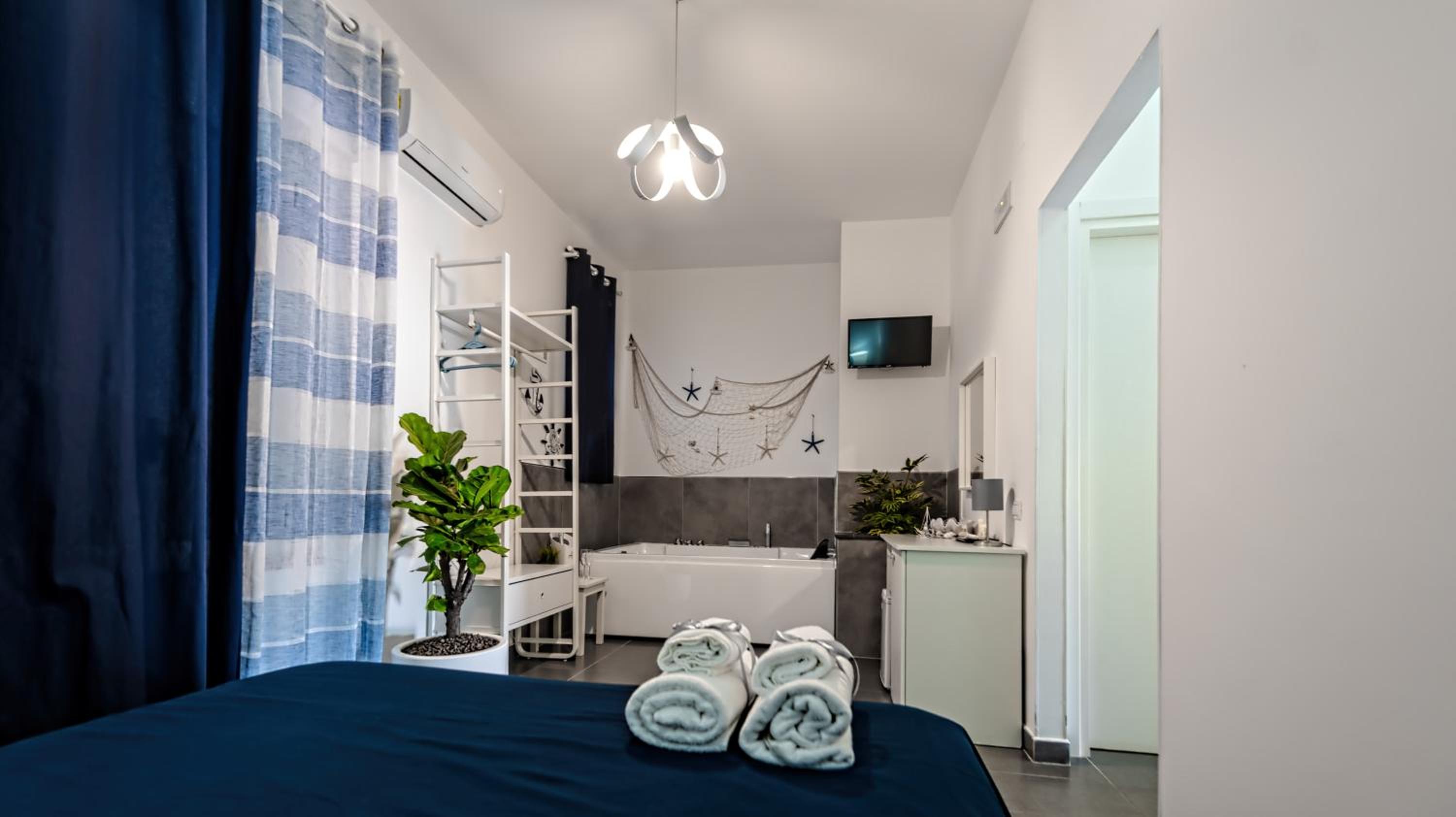 Queen Suite with Spa Bath - Photo 3