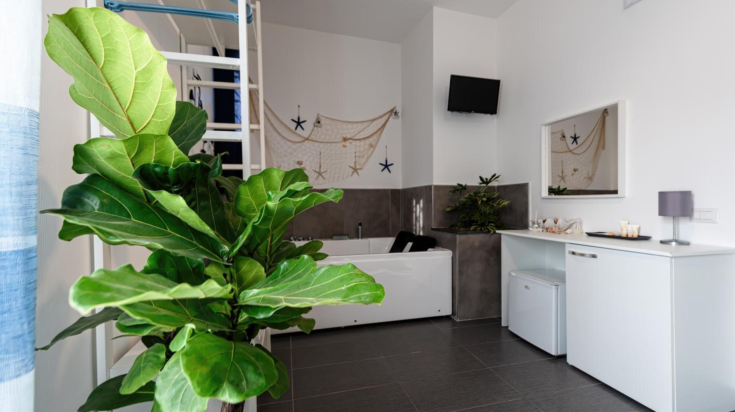 Queen Suite with Spa Bath - Photo 2
