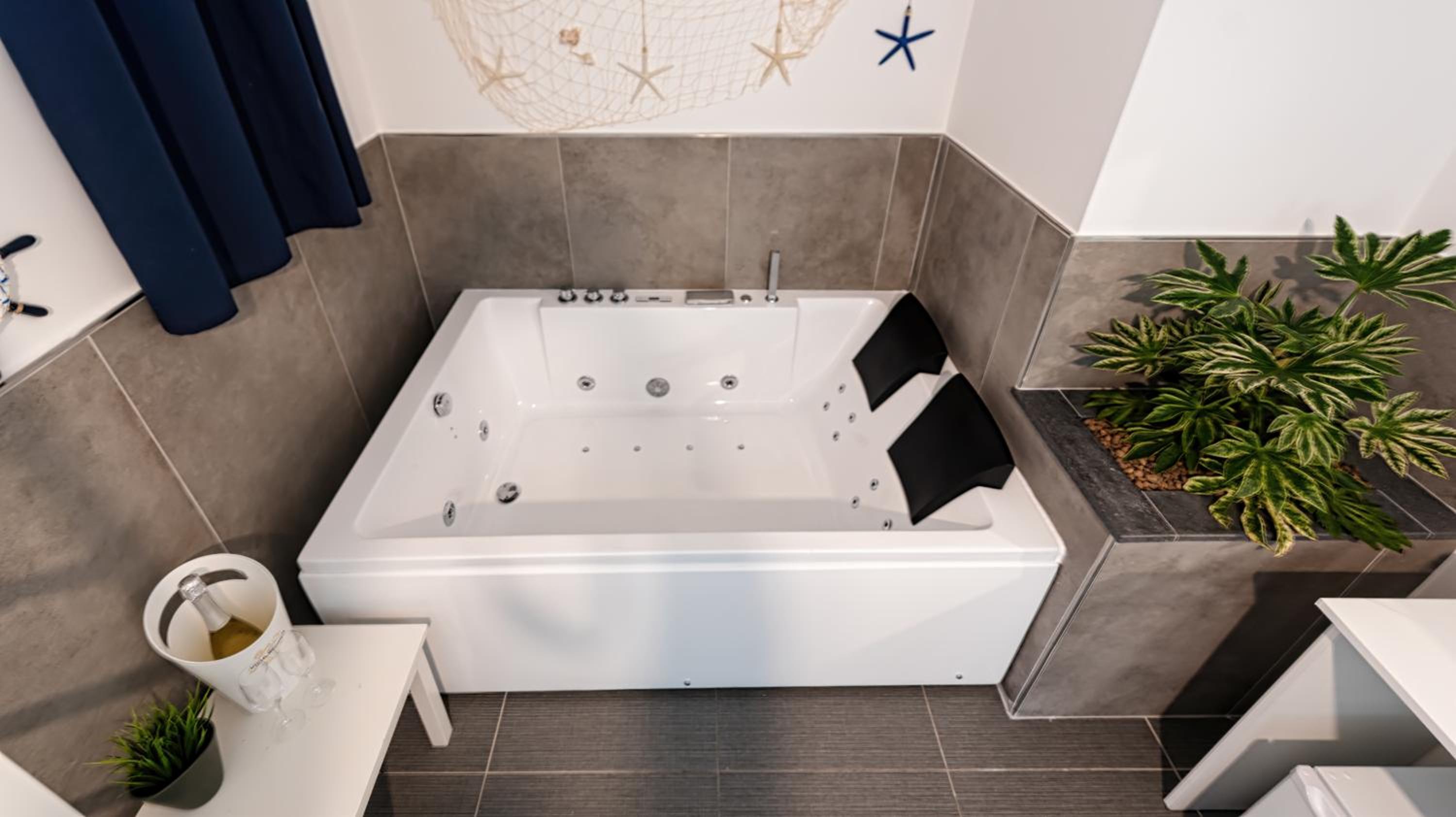 Queen Suite with Spa Bath - Photo 4