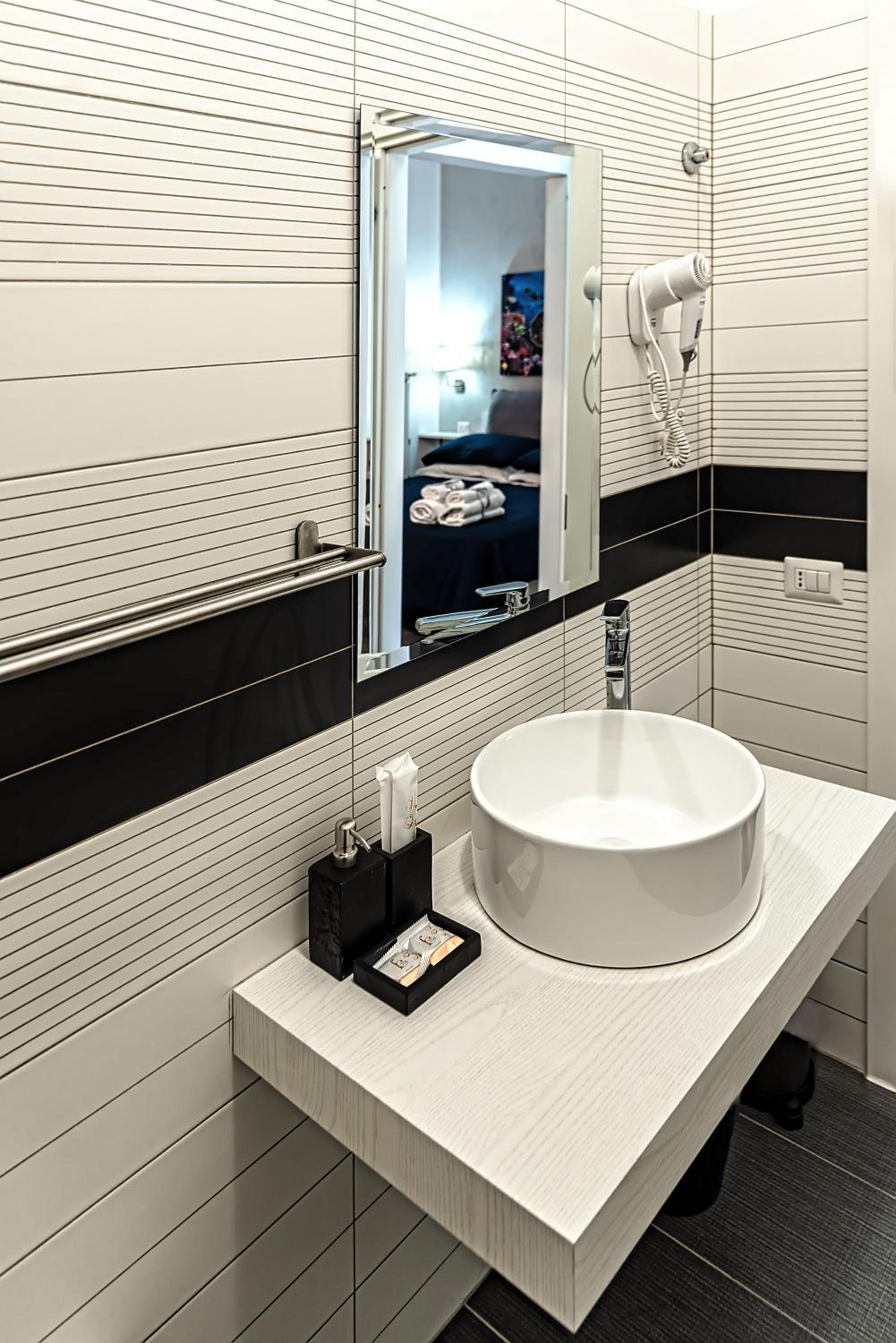 Queen Suite with Spa Bath - Photo 6