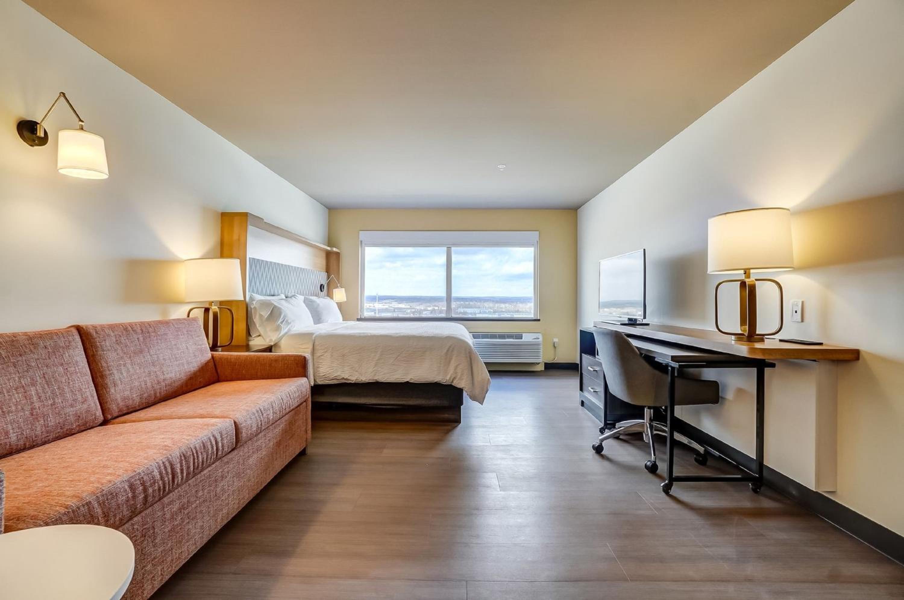 Standard King Room with Sofa Bed - Photo 3