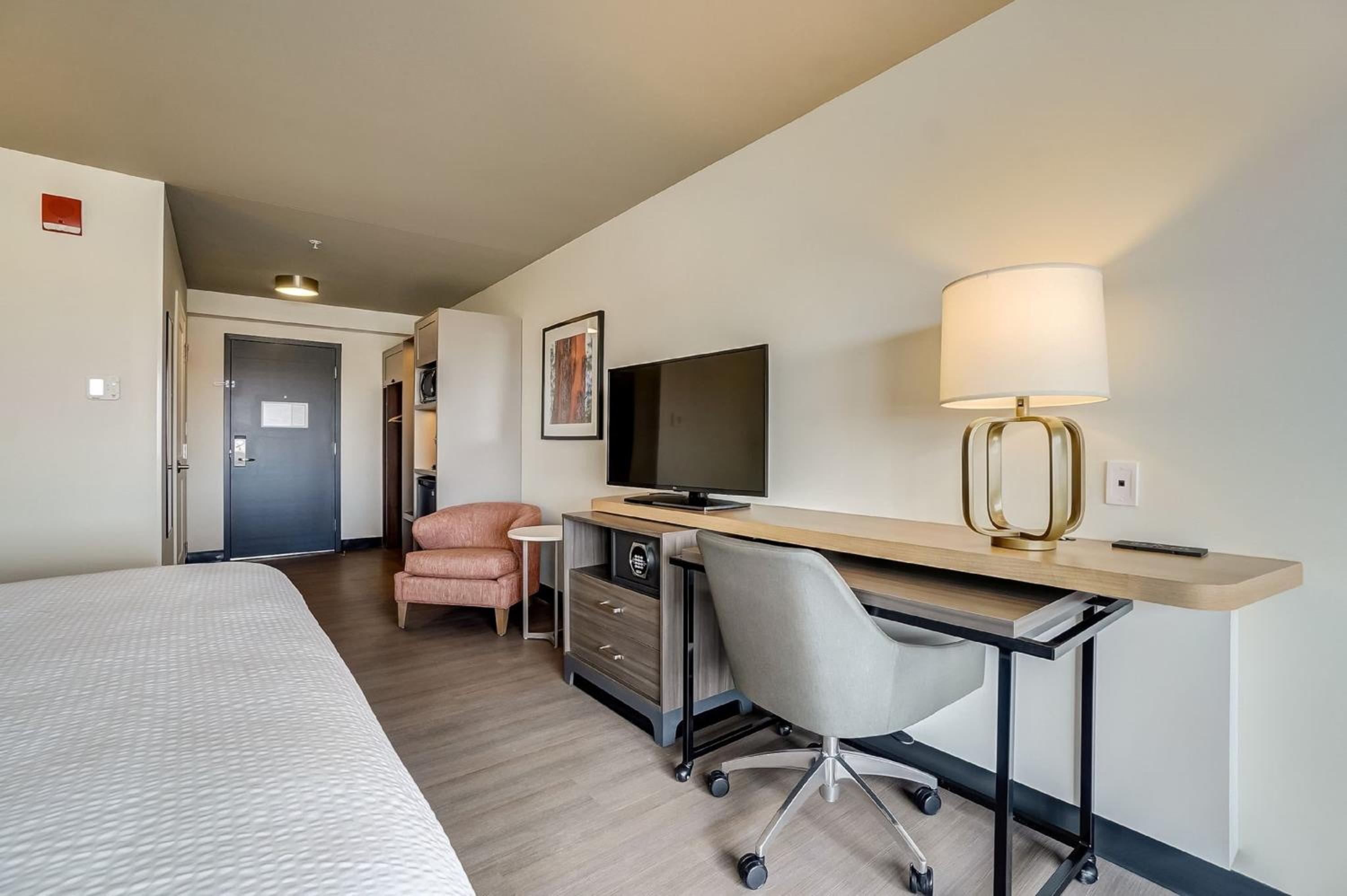 Standard King Room - Photo 7