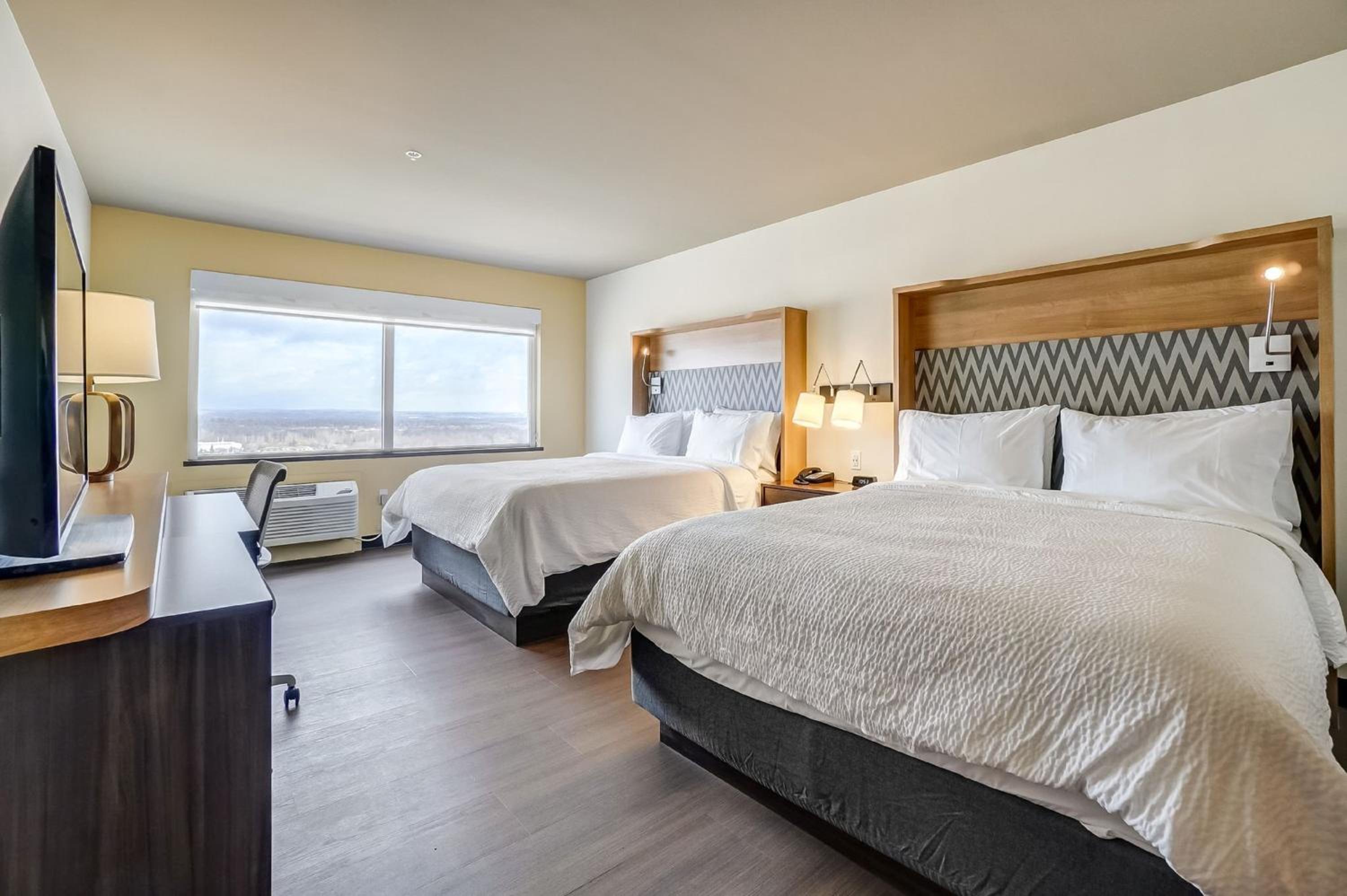 Standard Room with Two Queen Beds - Photo 5