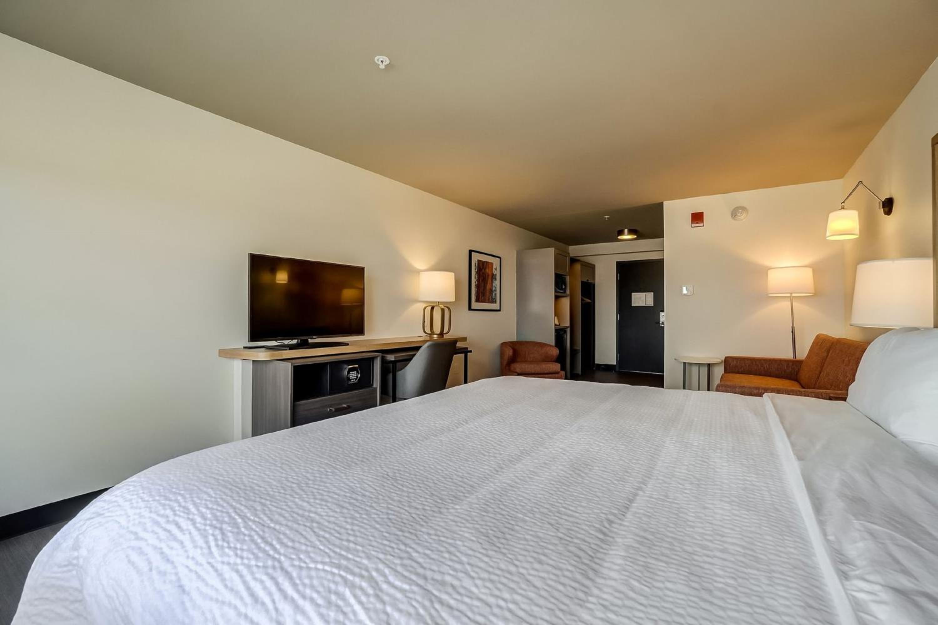 Standard King Room with Sofa Bed - Photo 5