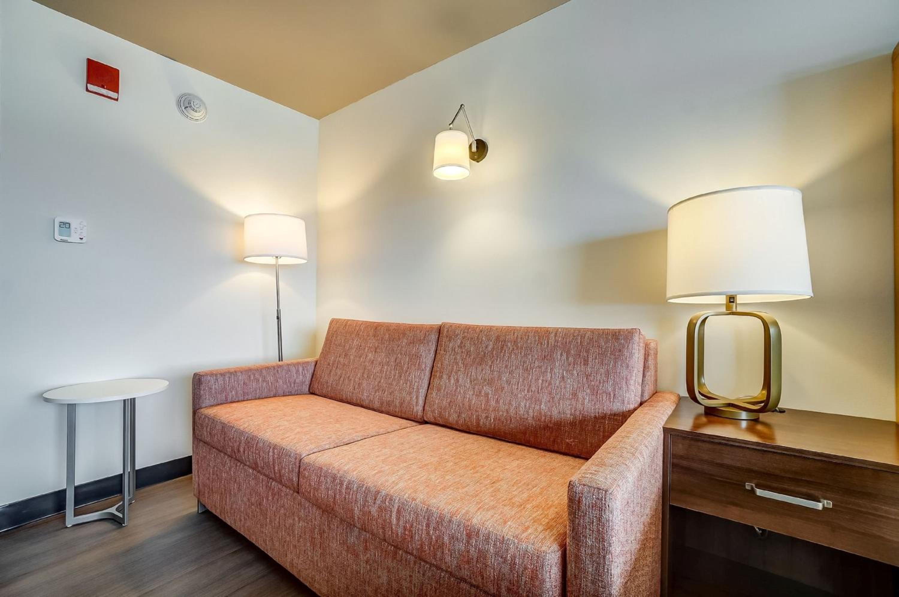 Standard King Room with Sofa Bed - Photo 4