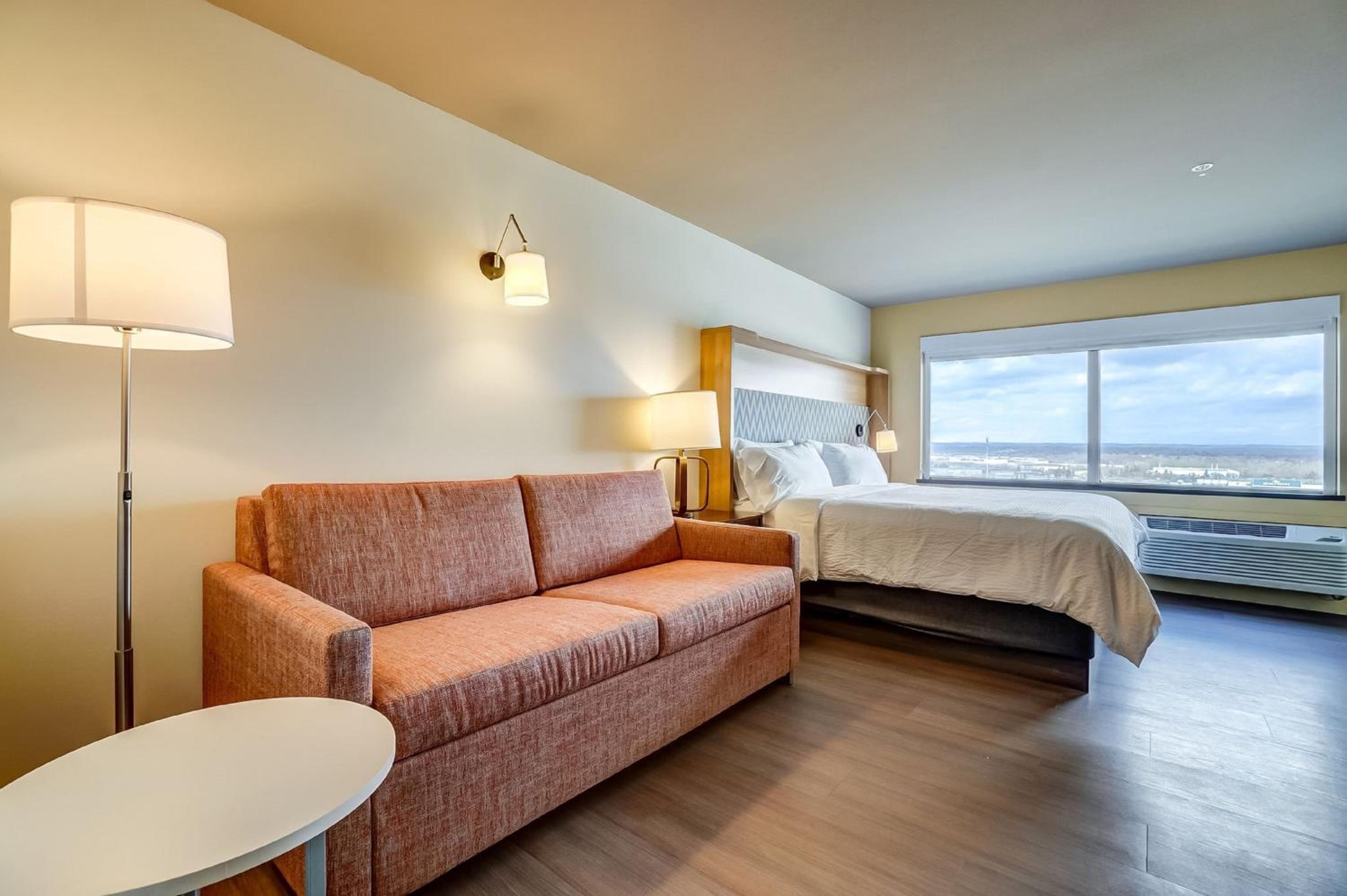 Standard King Room with Sofa Bed - Photo 10