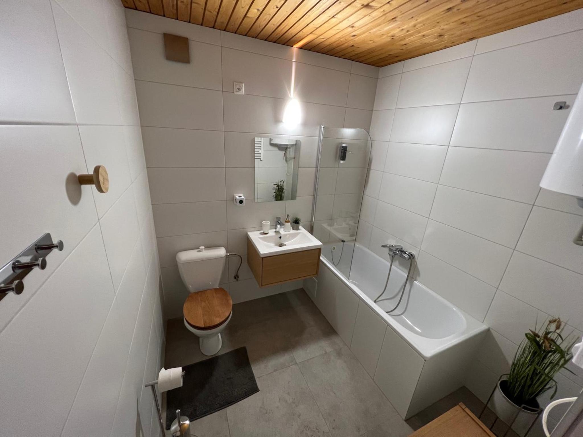 Double Room with Private Bathroom - Photo 40