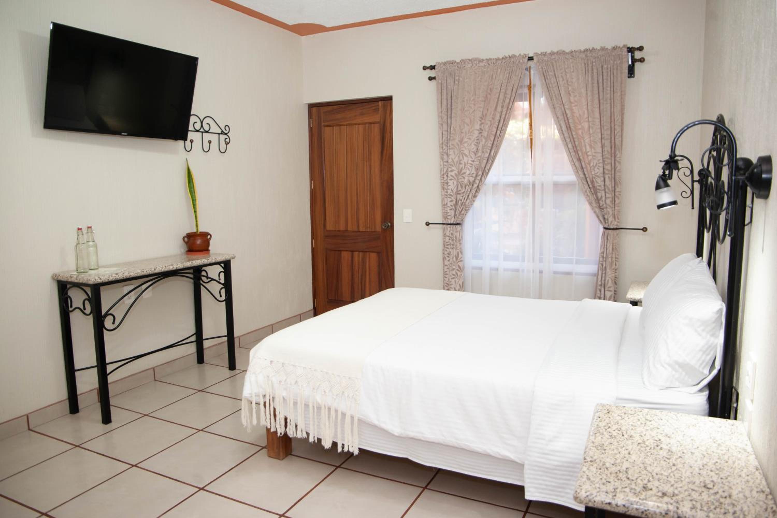 Deluxe Queen Room - Photo 1