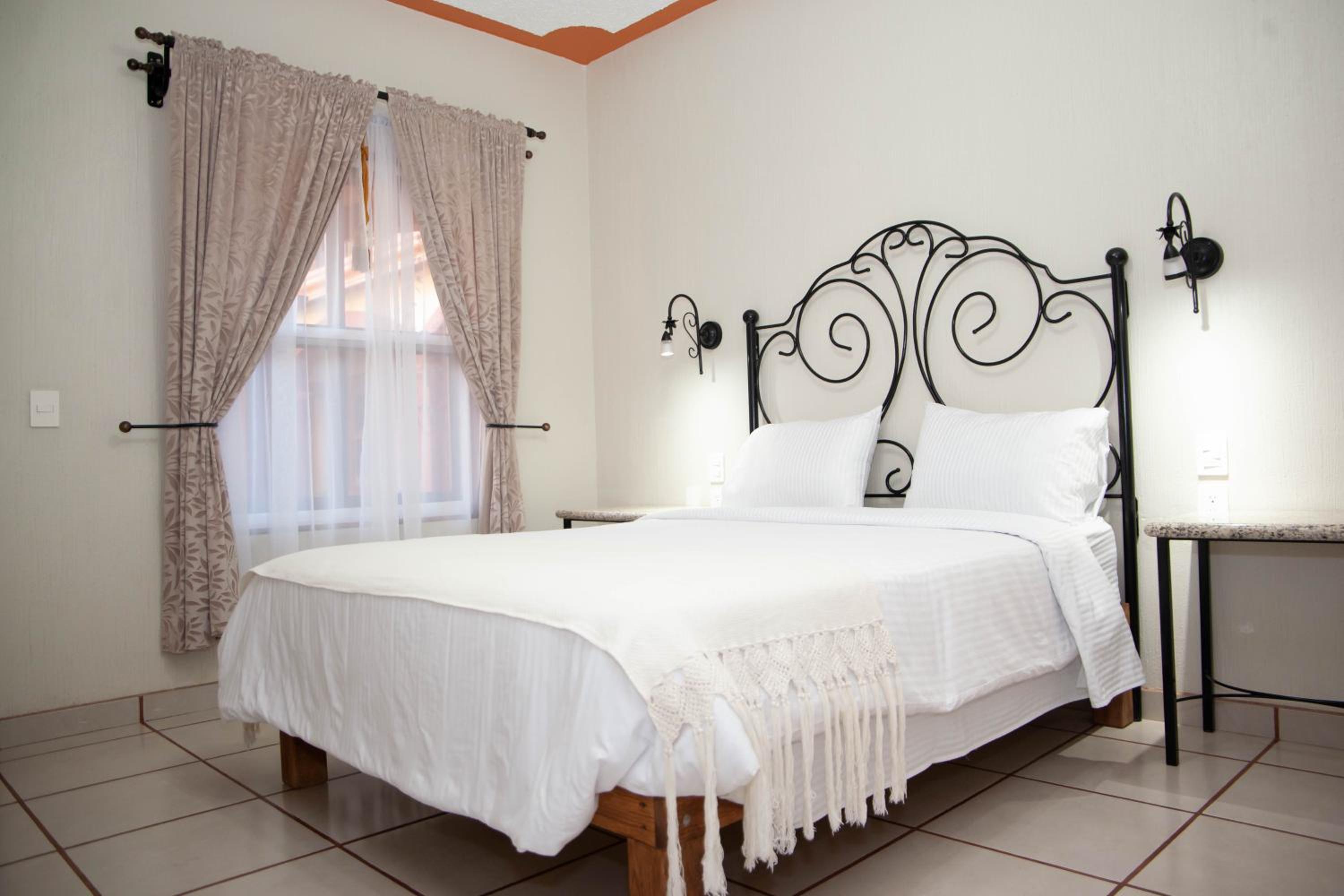 Deluxe Queen Room - Photo 5