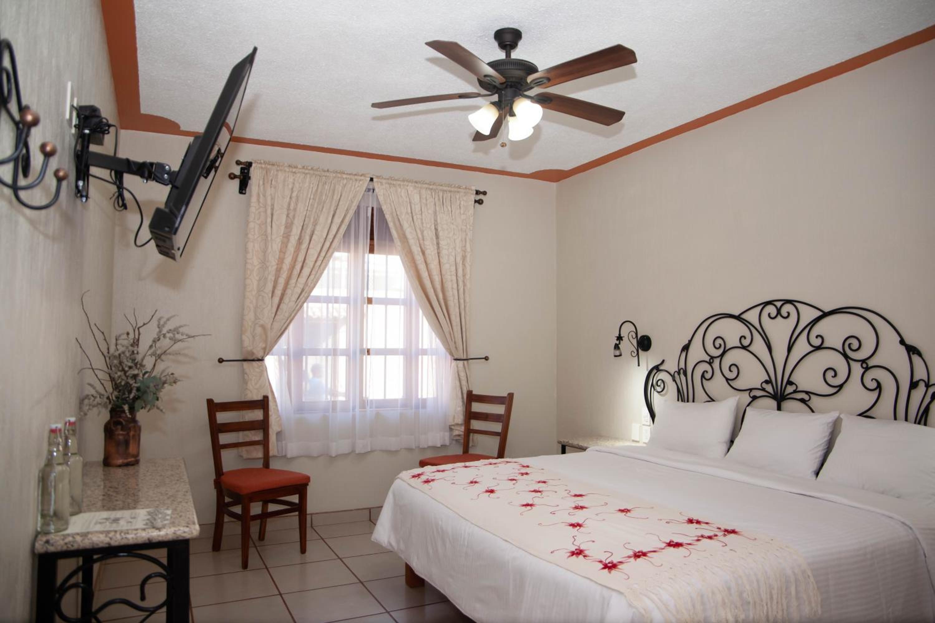 Deluxe King Room - Photo 6