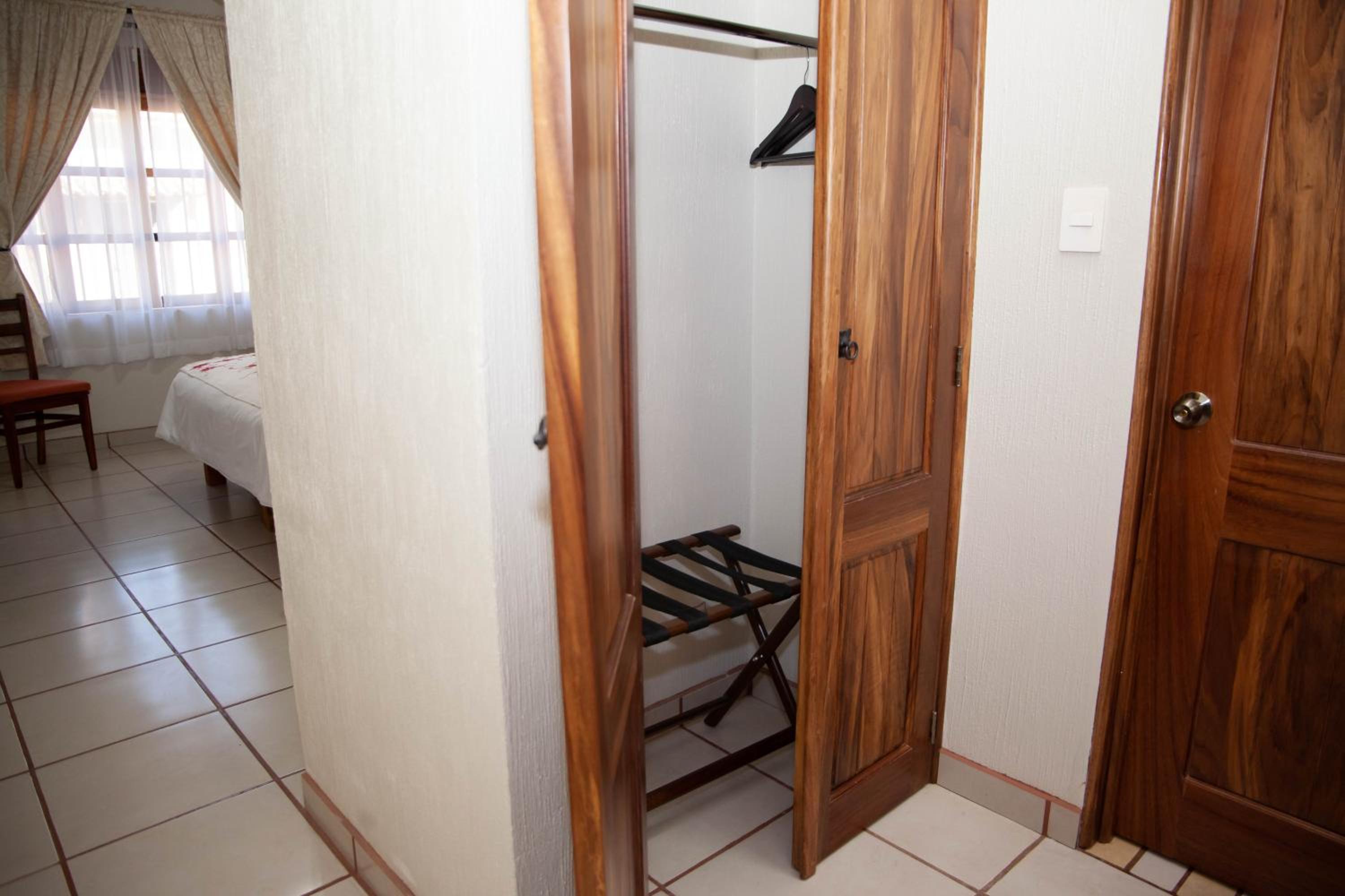 Deluxe King Room - Photo 5