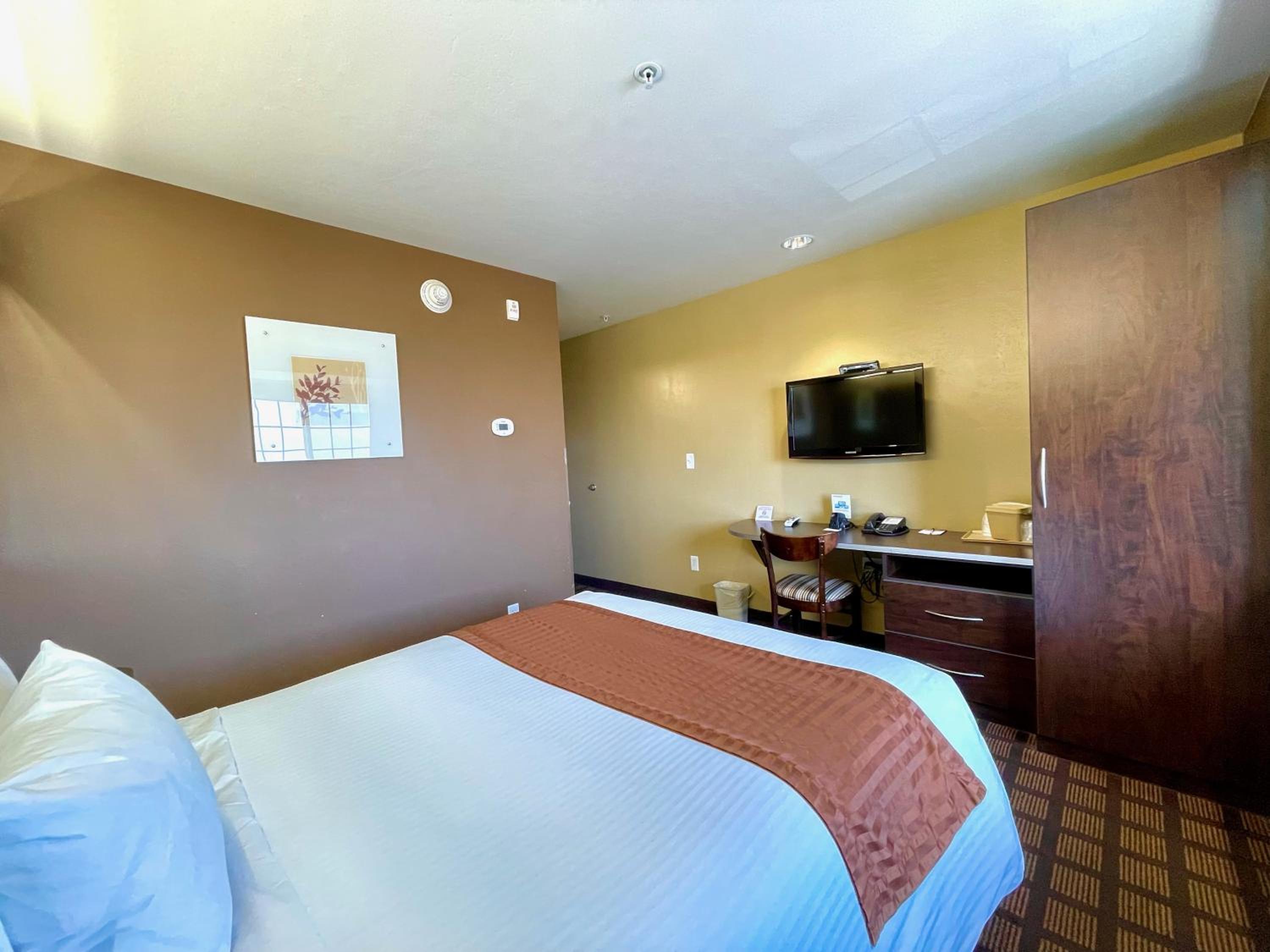 Queen Room - Non-Smoking - Photo 8