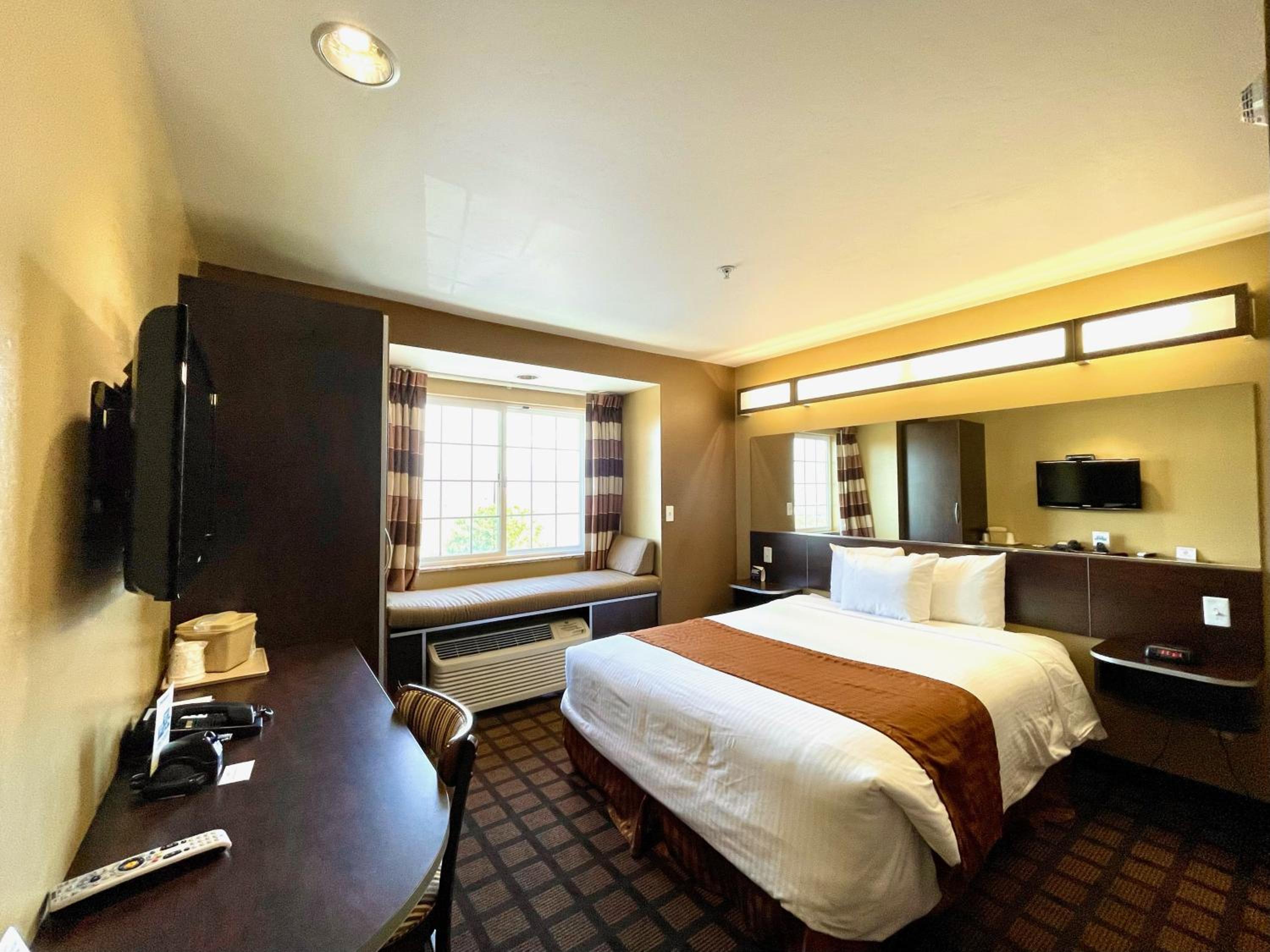Queen Room - Non-Smoking - Photo 7