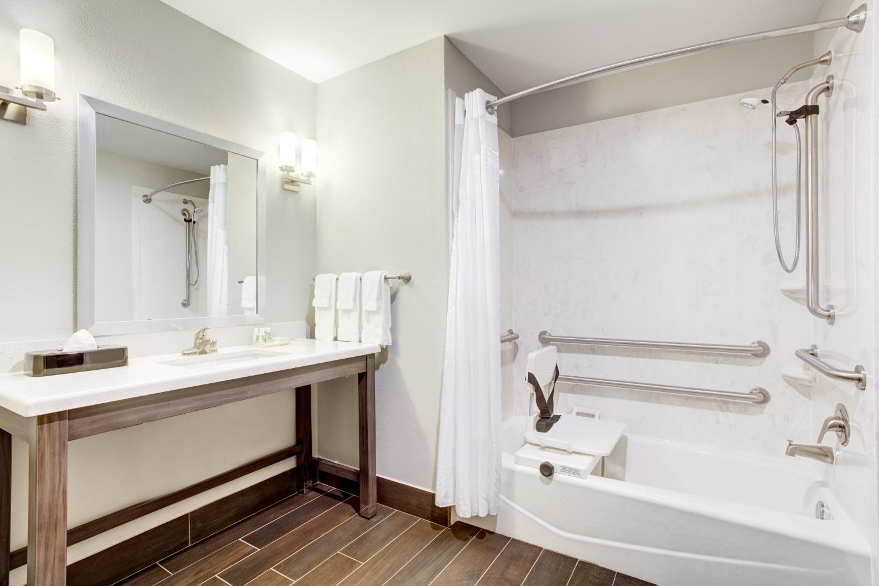 Deluxe Twin Room with Accessible Trans Shower - Non-Smoking photo 2