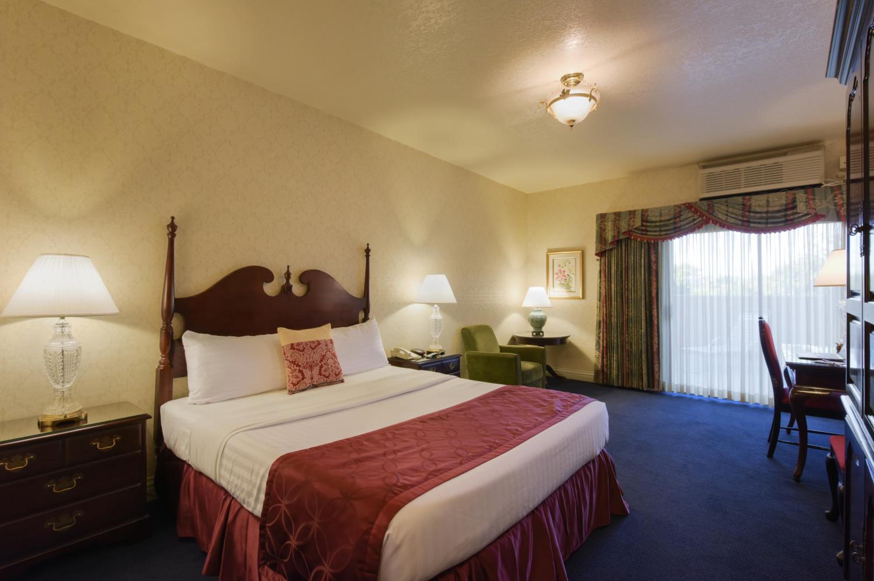 Deluxe King Room - Non-Smoking - Photo 1