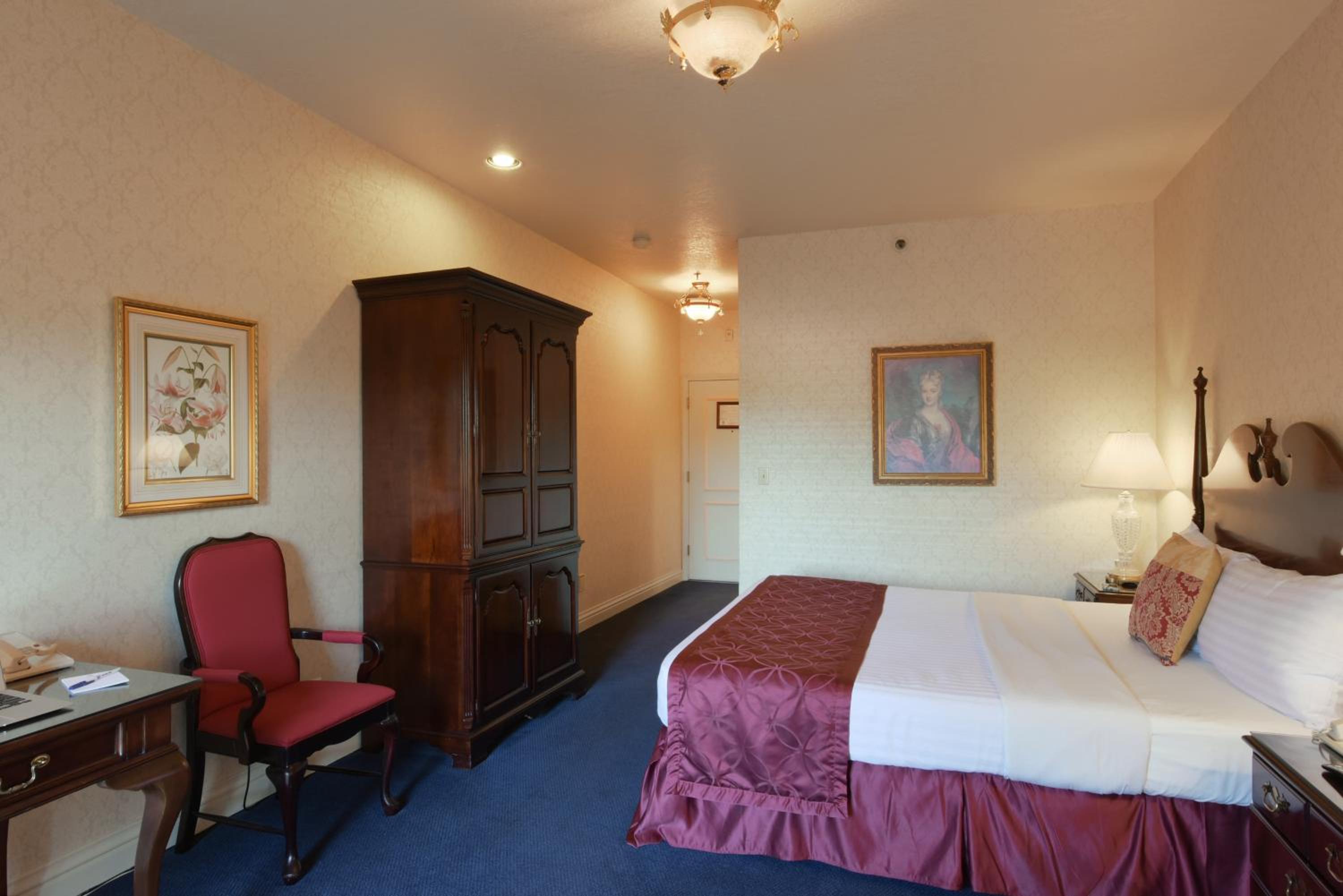 Deluxe King Room - Non-Smoking - Photo 4