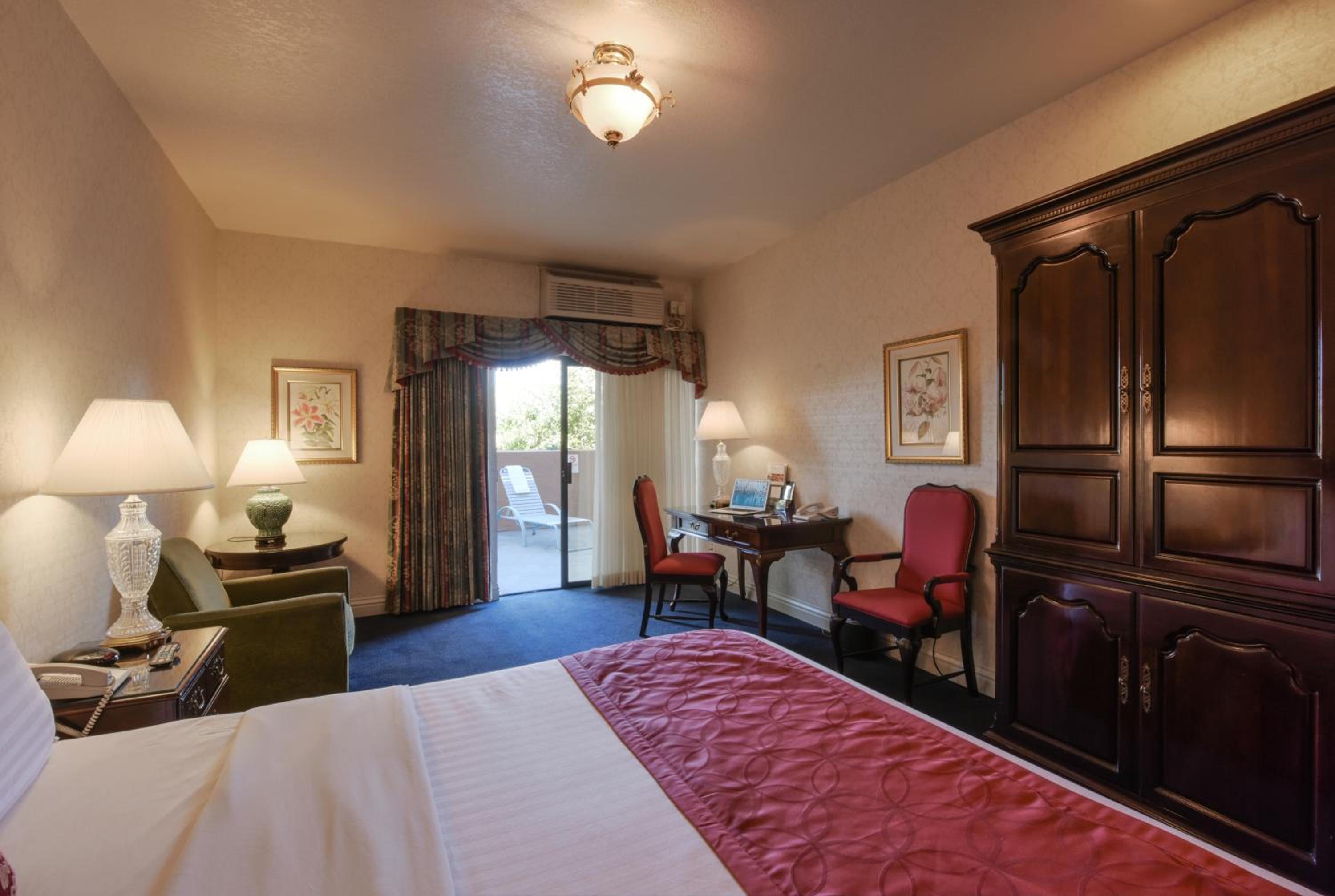 Deluxe King Room - Non-Smoking - Photo 2