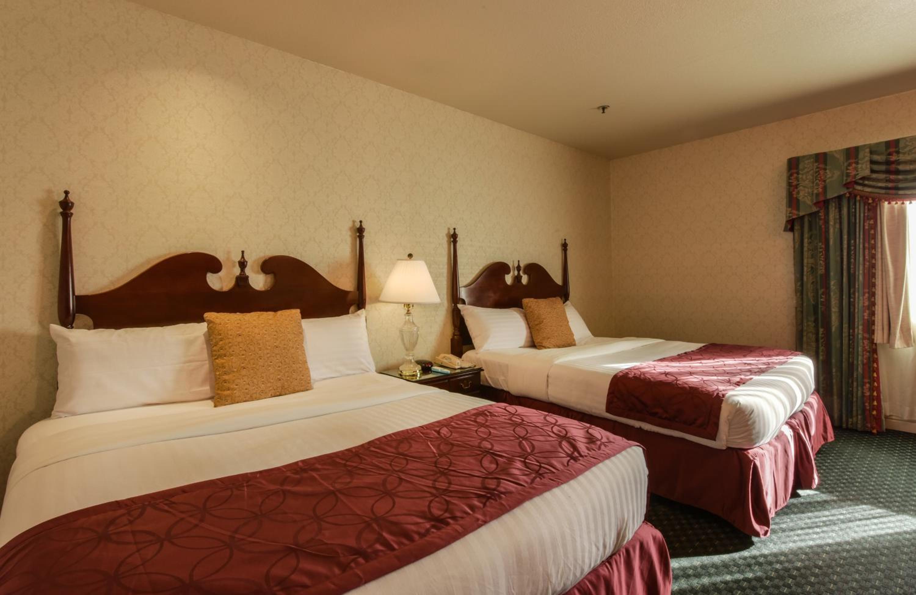 Queen Room with Two Queen Beds - Photo 5