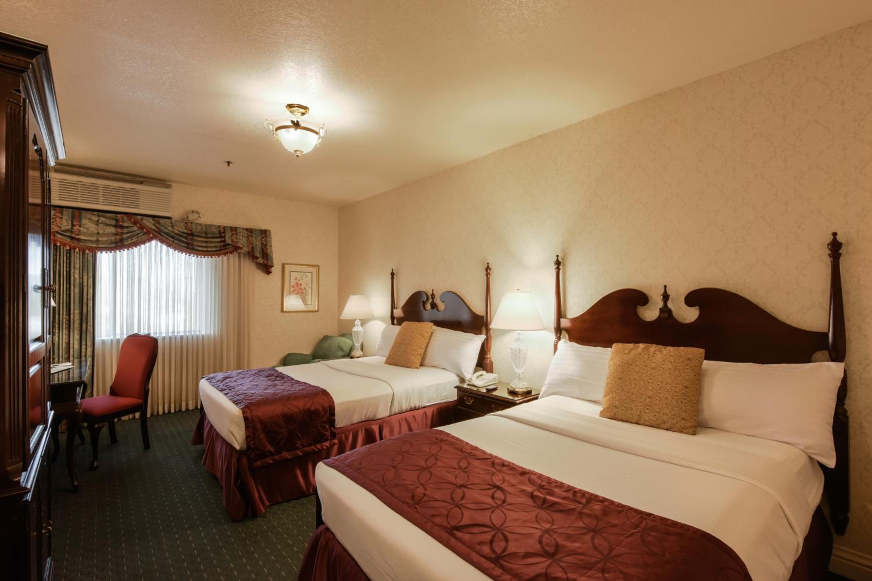 Queen Room with Two Queen Beds - Photo 4