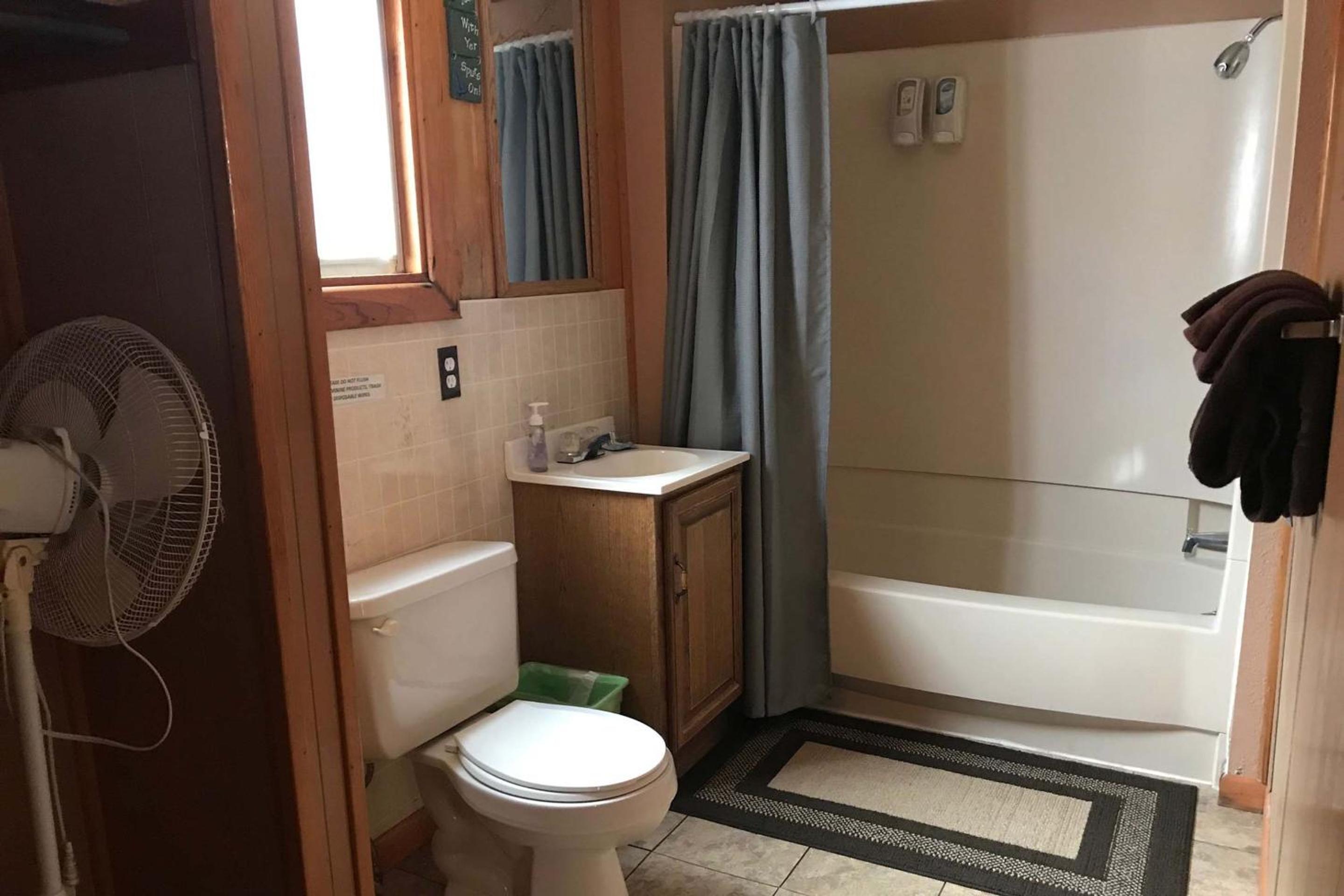 Deluxe Queen Cabin photo 3