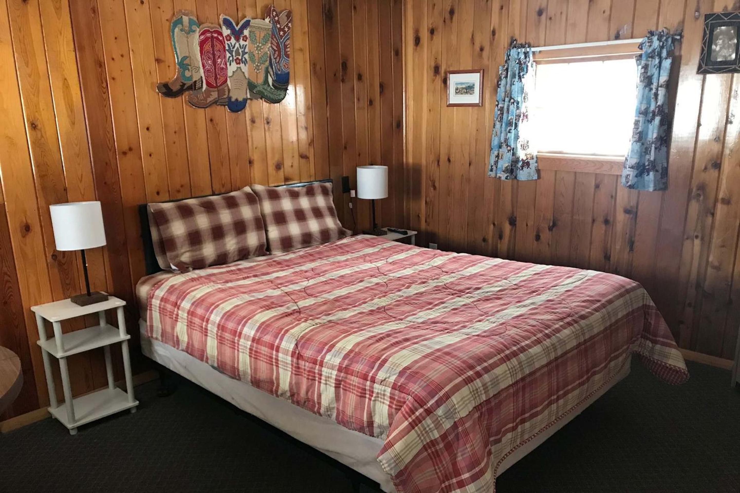 Deluxe Queen Cabin photo 2