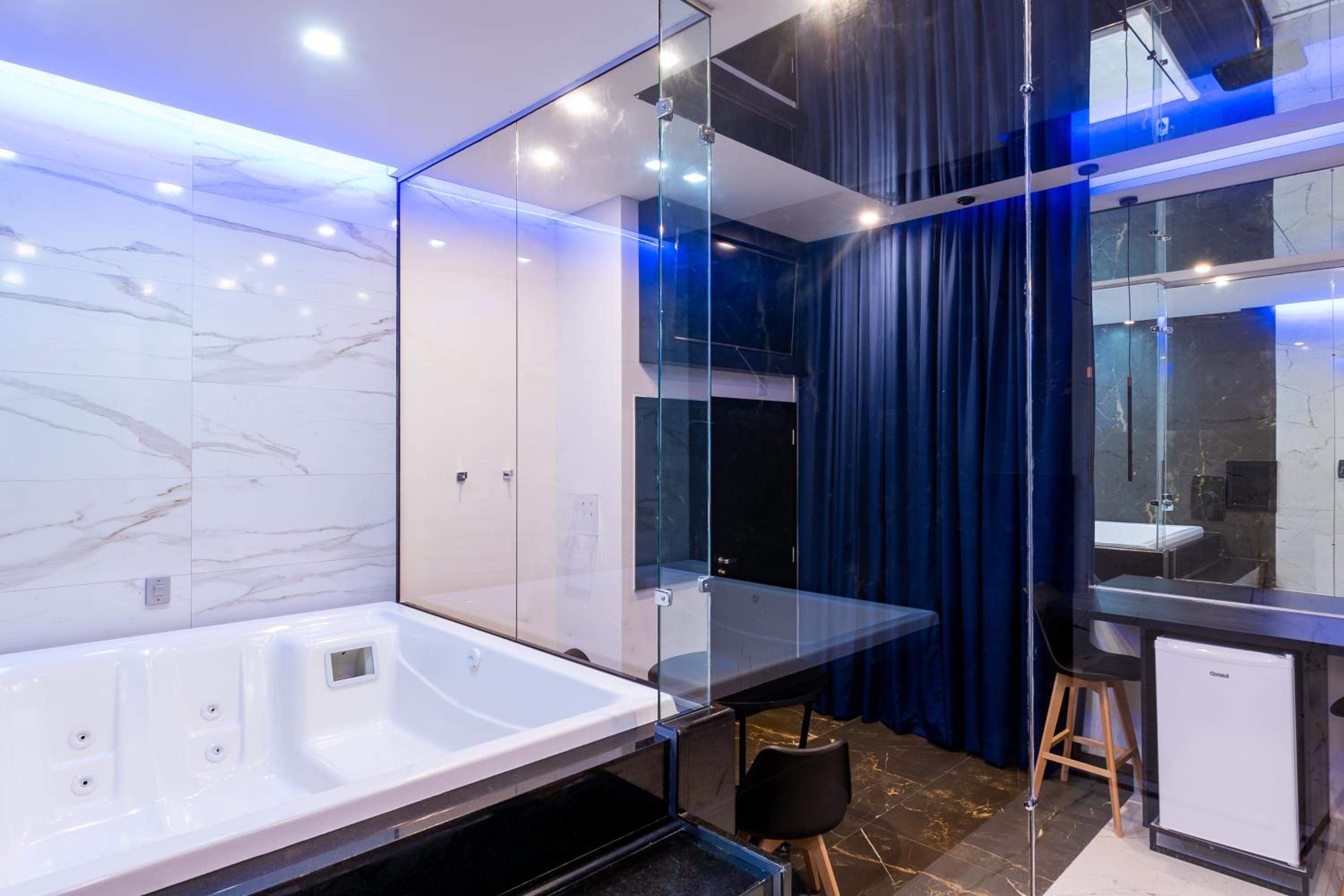 Deluxe Suite with Spa Bath - Photo 4