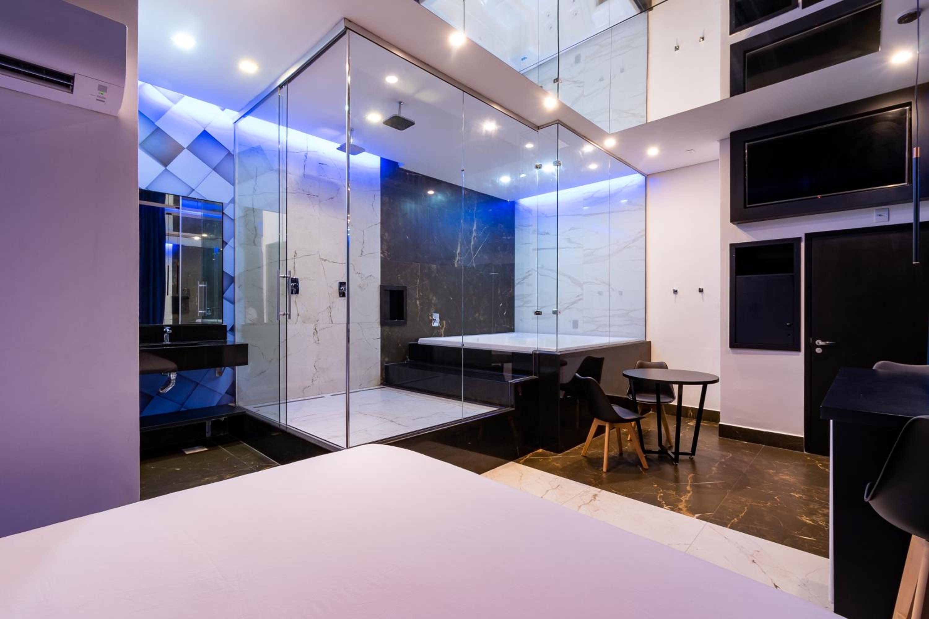 Deluxe Suite with Spa Bath - Photo 5
