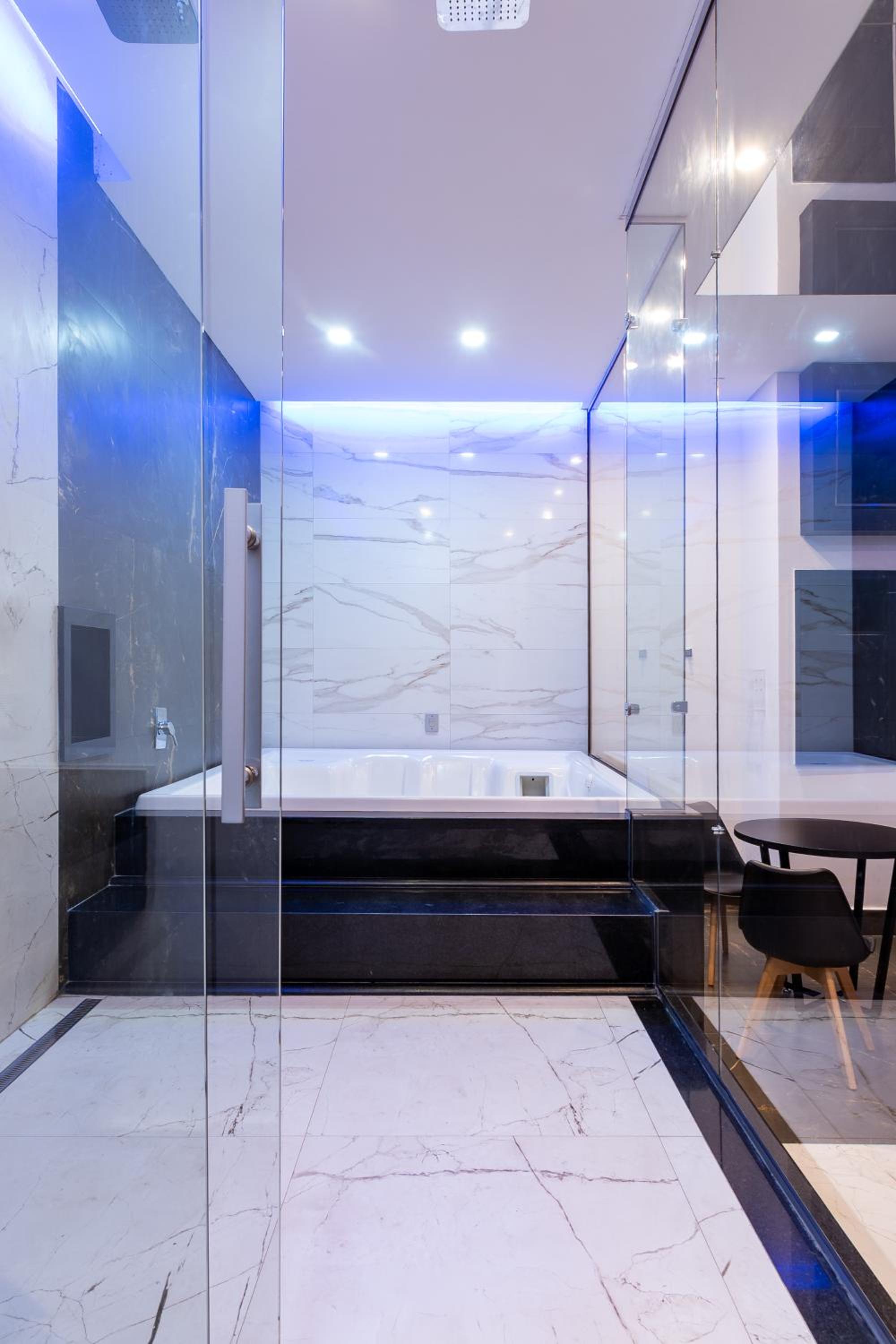 Deluxe Suite with Spa Bath - Photo 9