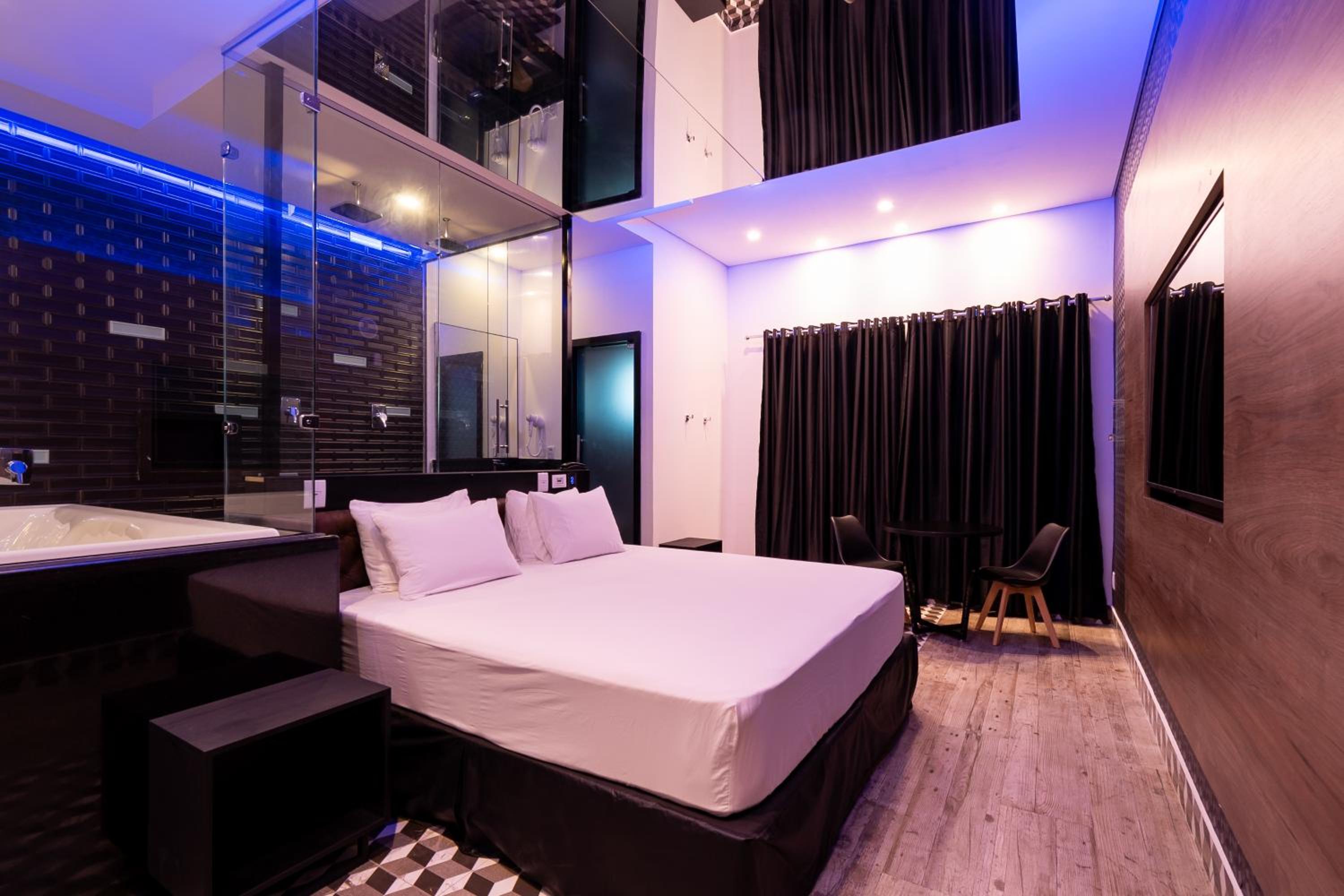 Deluxe Suite with Spa Bath - Photo 6