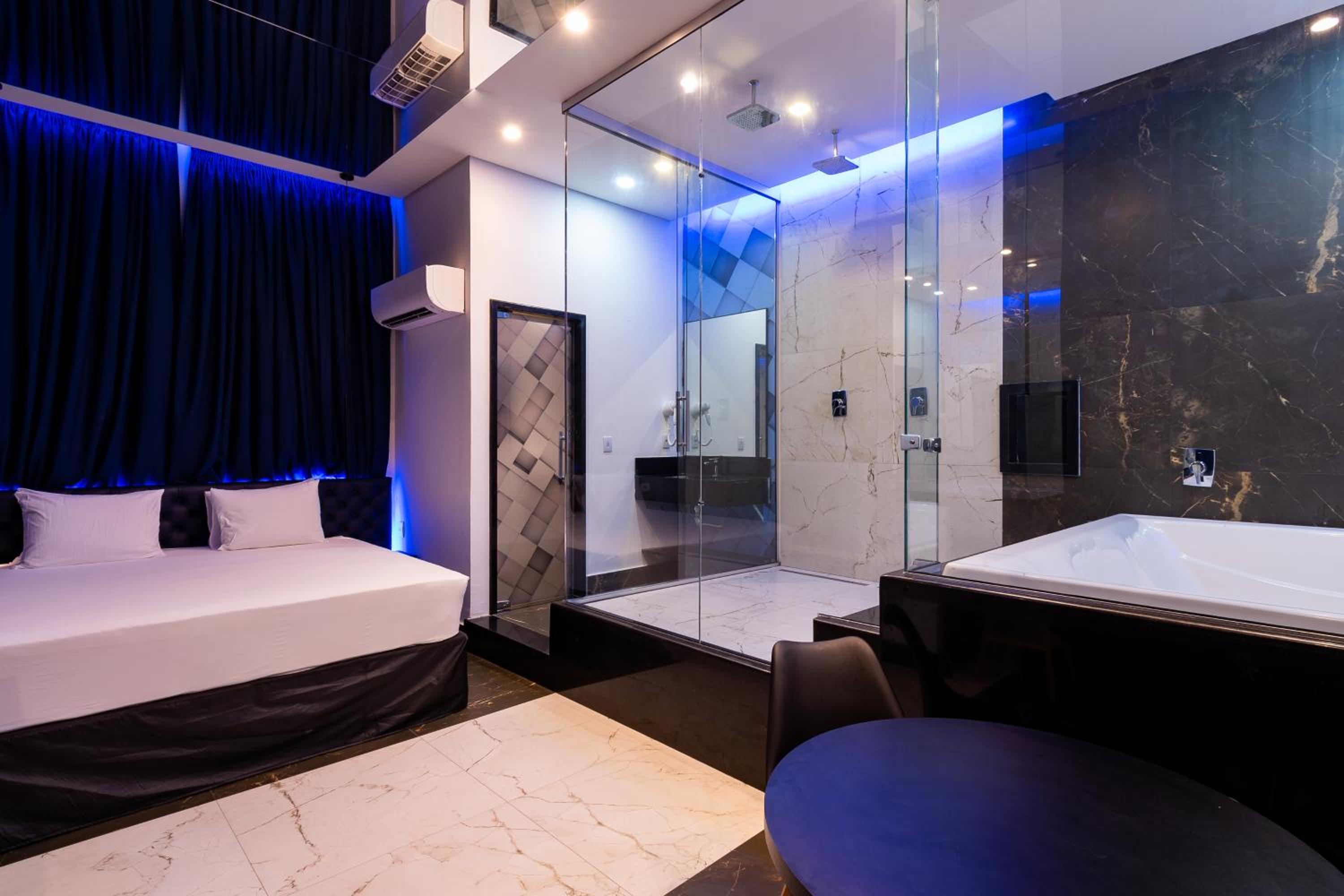 Deluxe Suite with Spa Bath - Photo 7