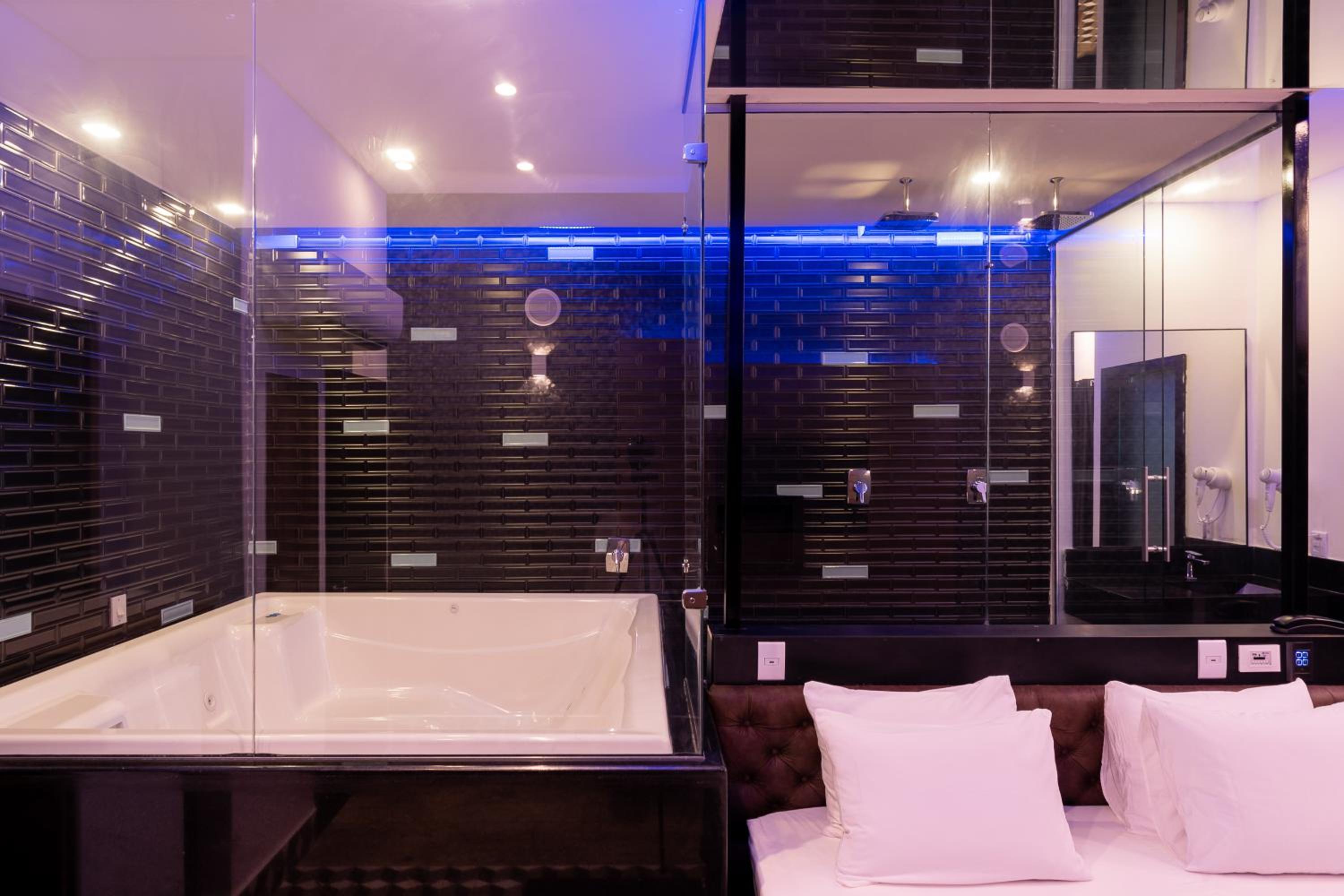Deluxe Suite with Spa Bath - Photo 2