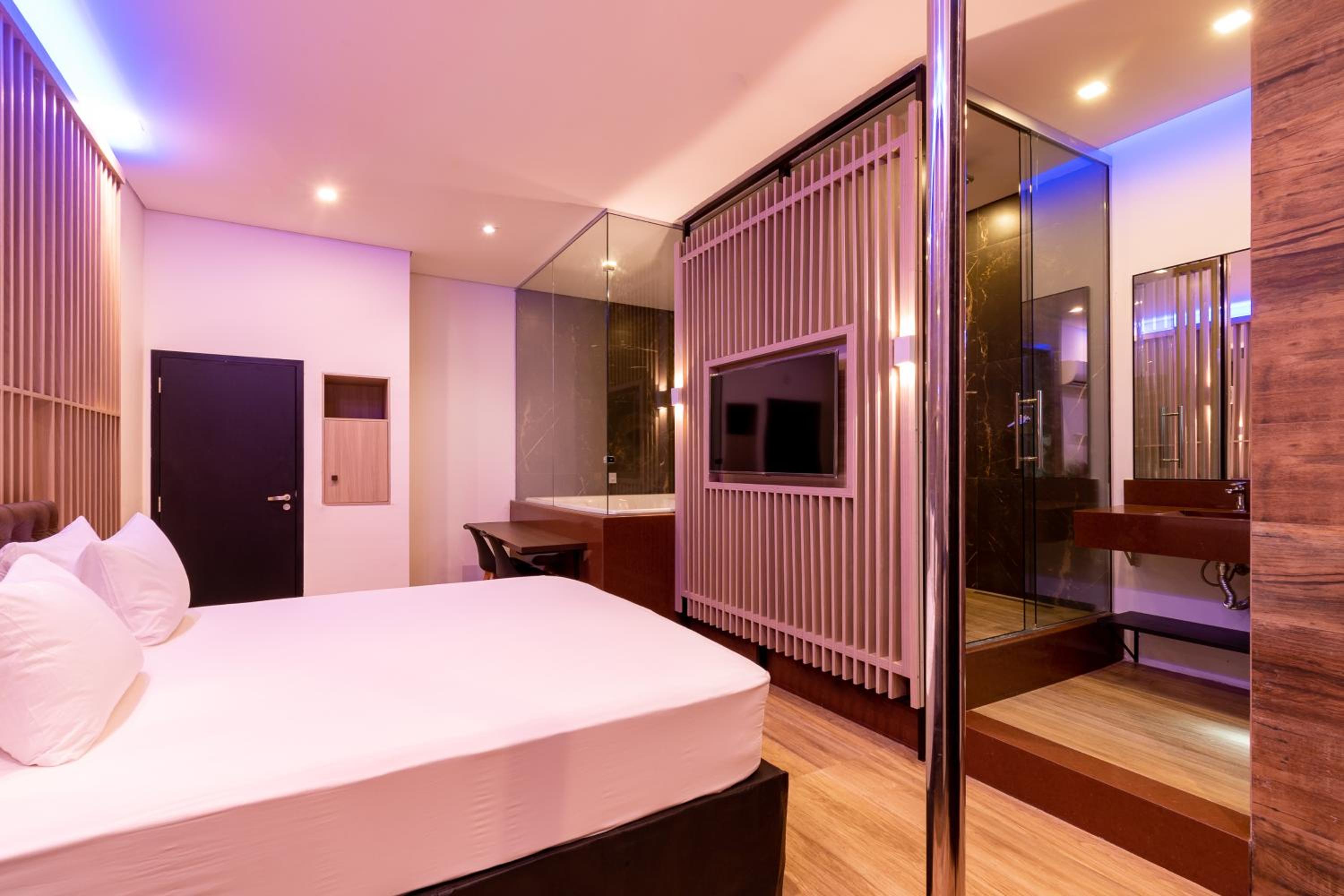 Deluxe Suite with Spa Bath - Photo 8