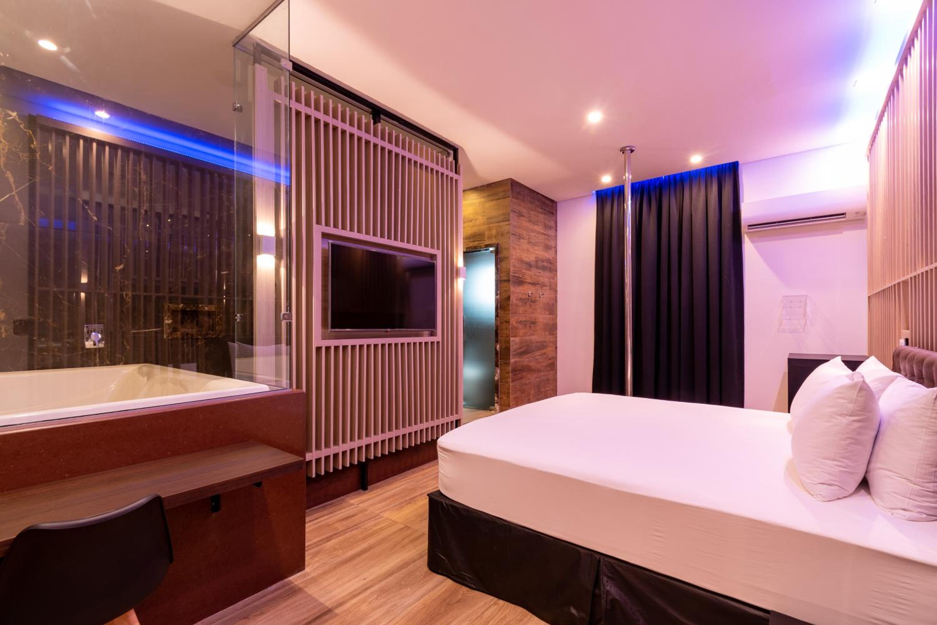 Deluxe Suite with Spa Bath - Photo 3