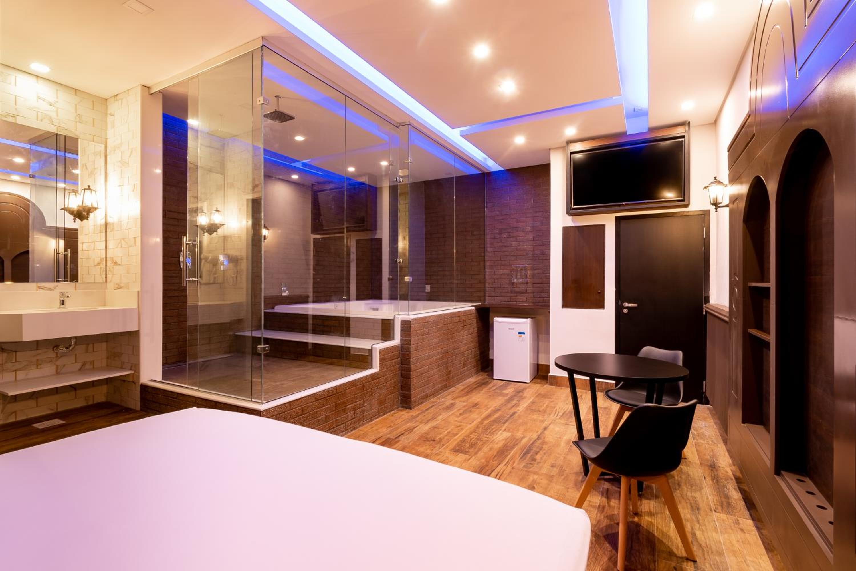 Deluxe Suite with Spa Bath - Photo 1