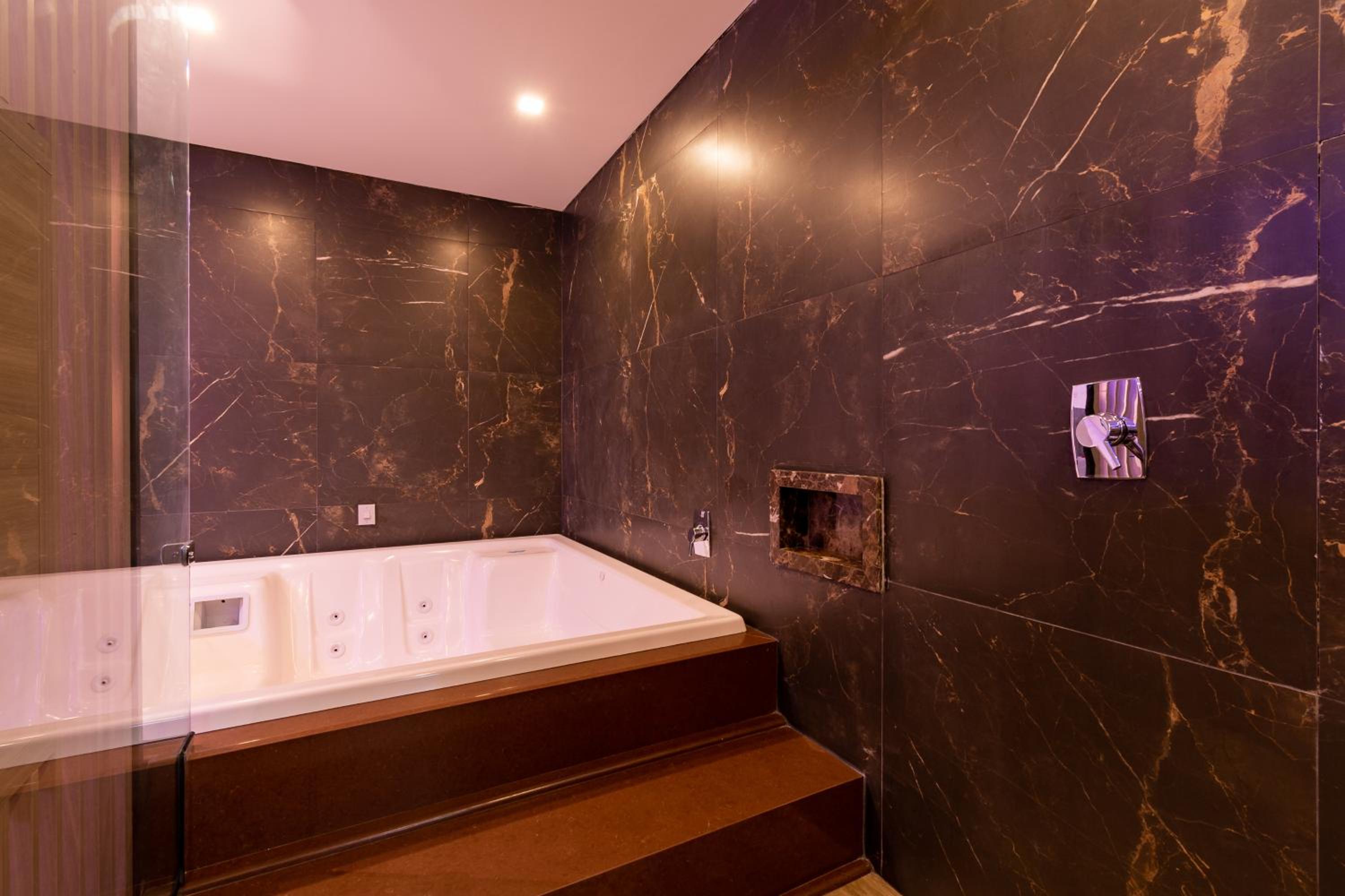 Deluxe Suite with Spa Bath - Photo 11