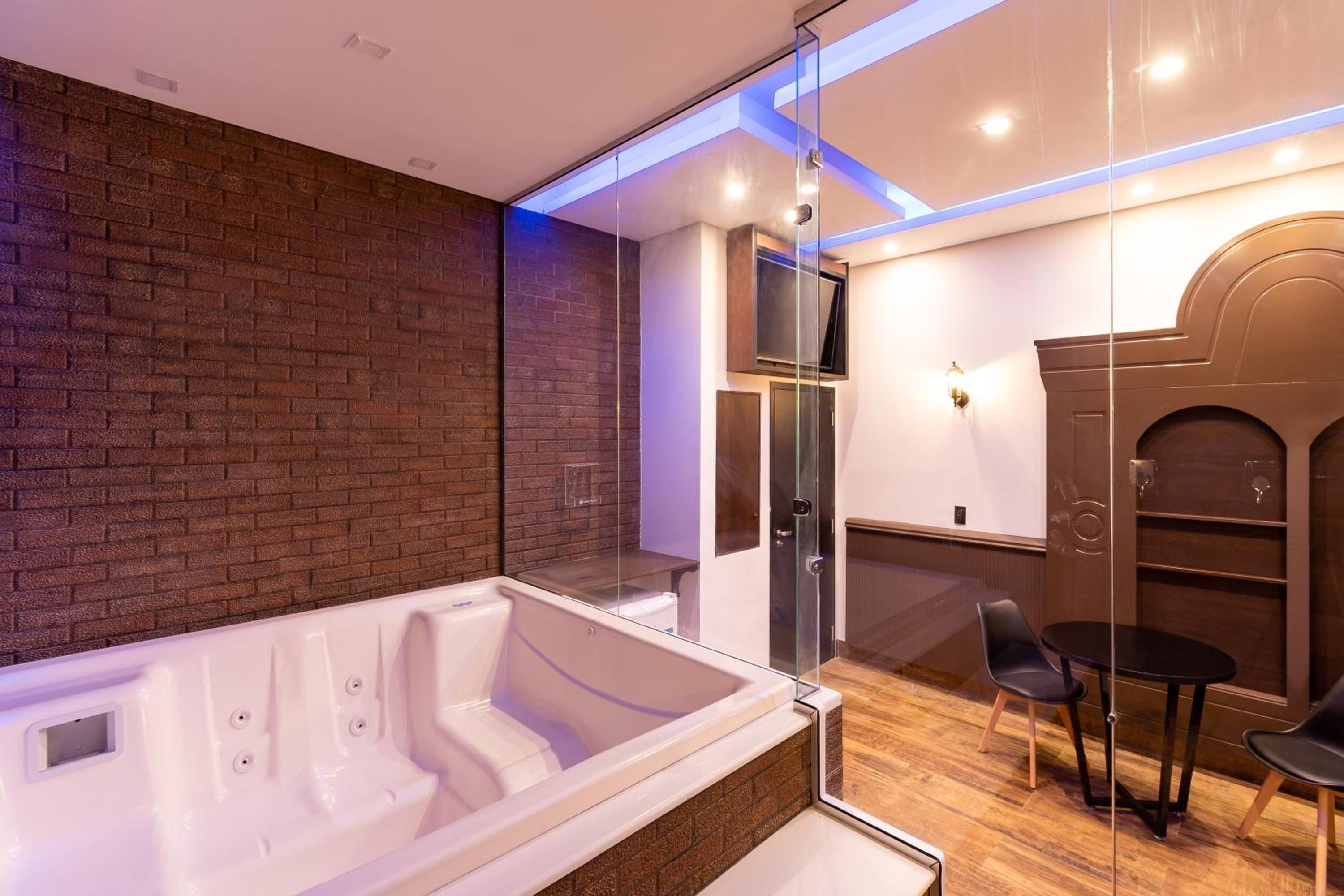 Deluxe Suite with Spa Bath - Photo 10