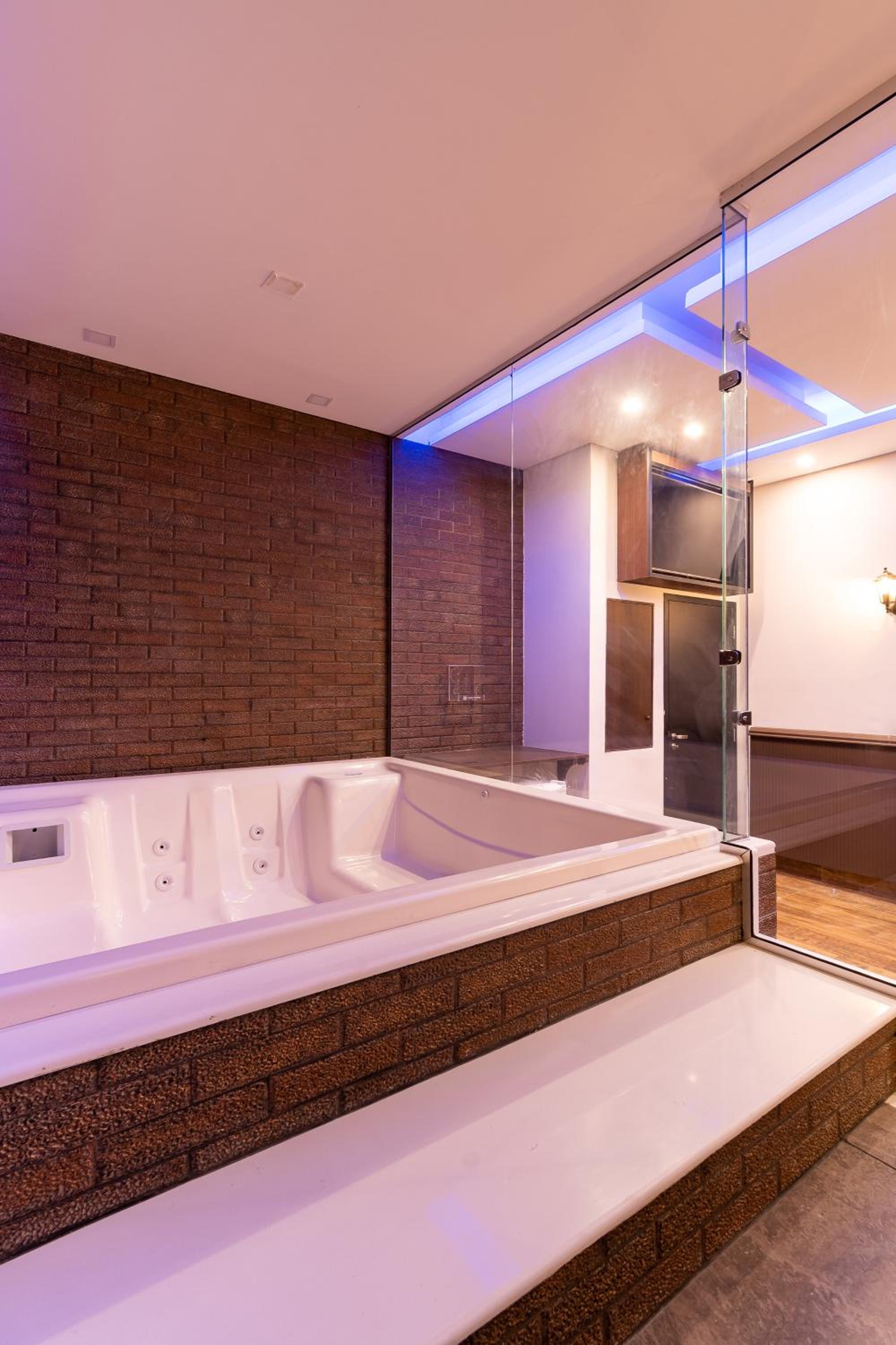 Deluxe Suite with Spa Bath - Photo 12