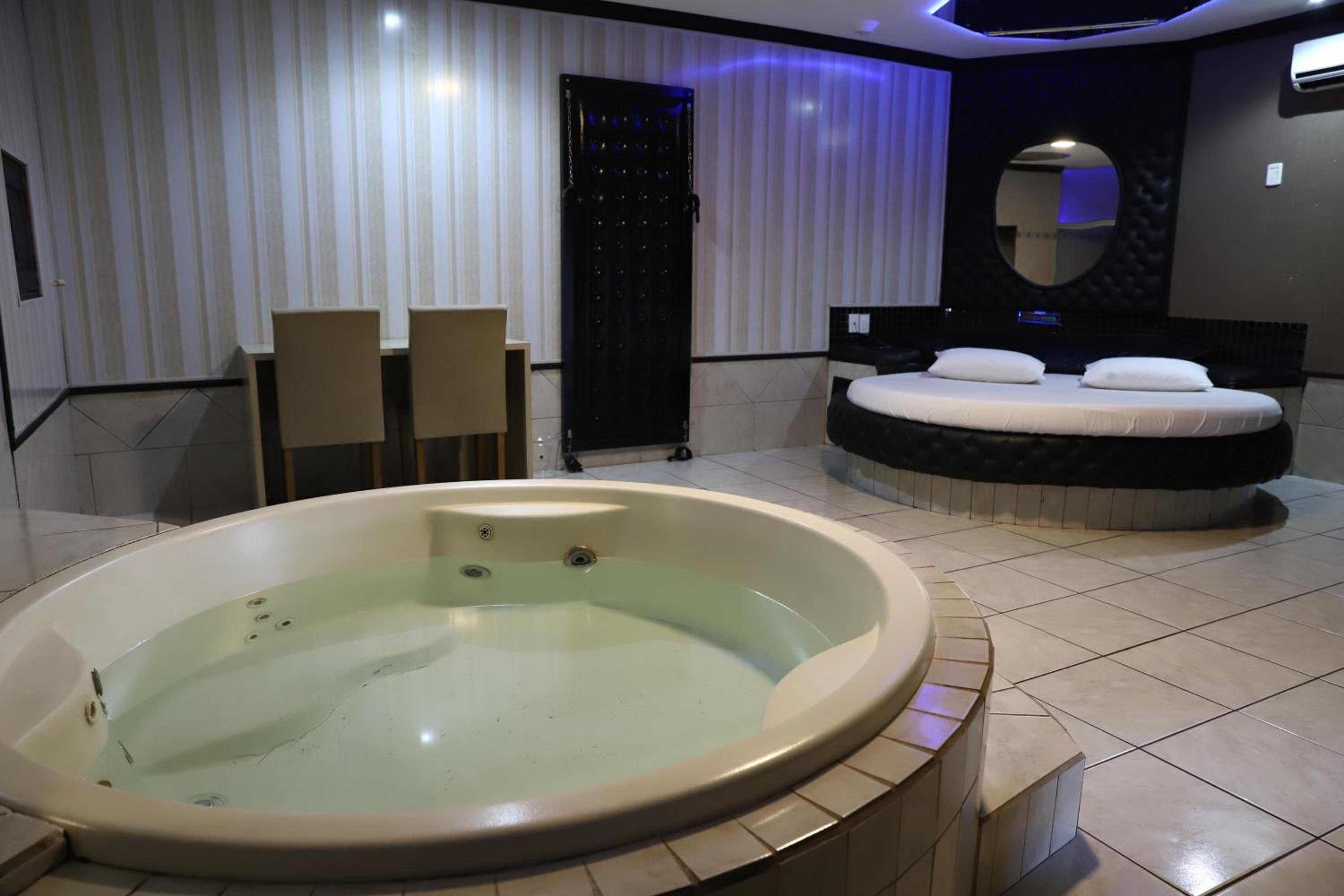 Deluxe Suite with Spa Bath - Photo 4