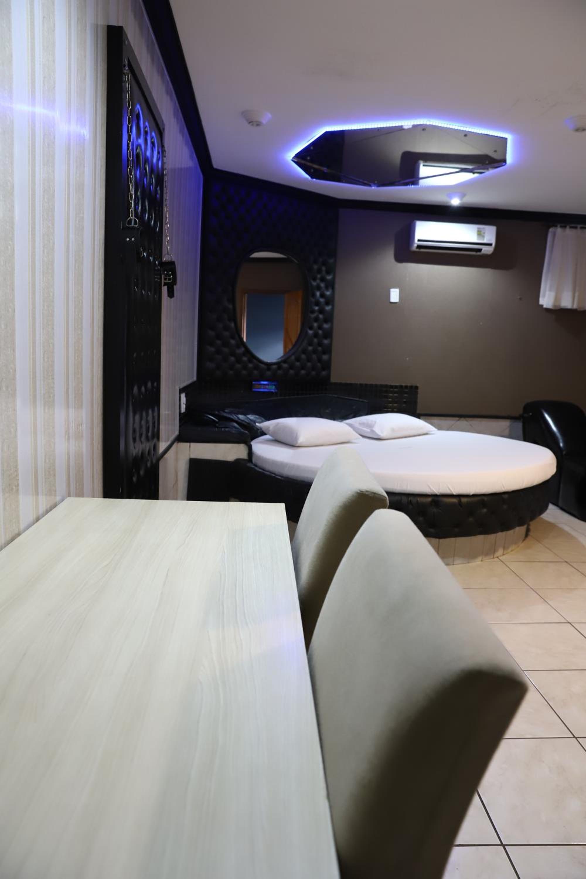 Deluxe Suite with Spa Bath - Photo 3