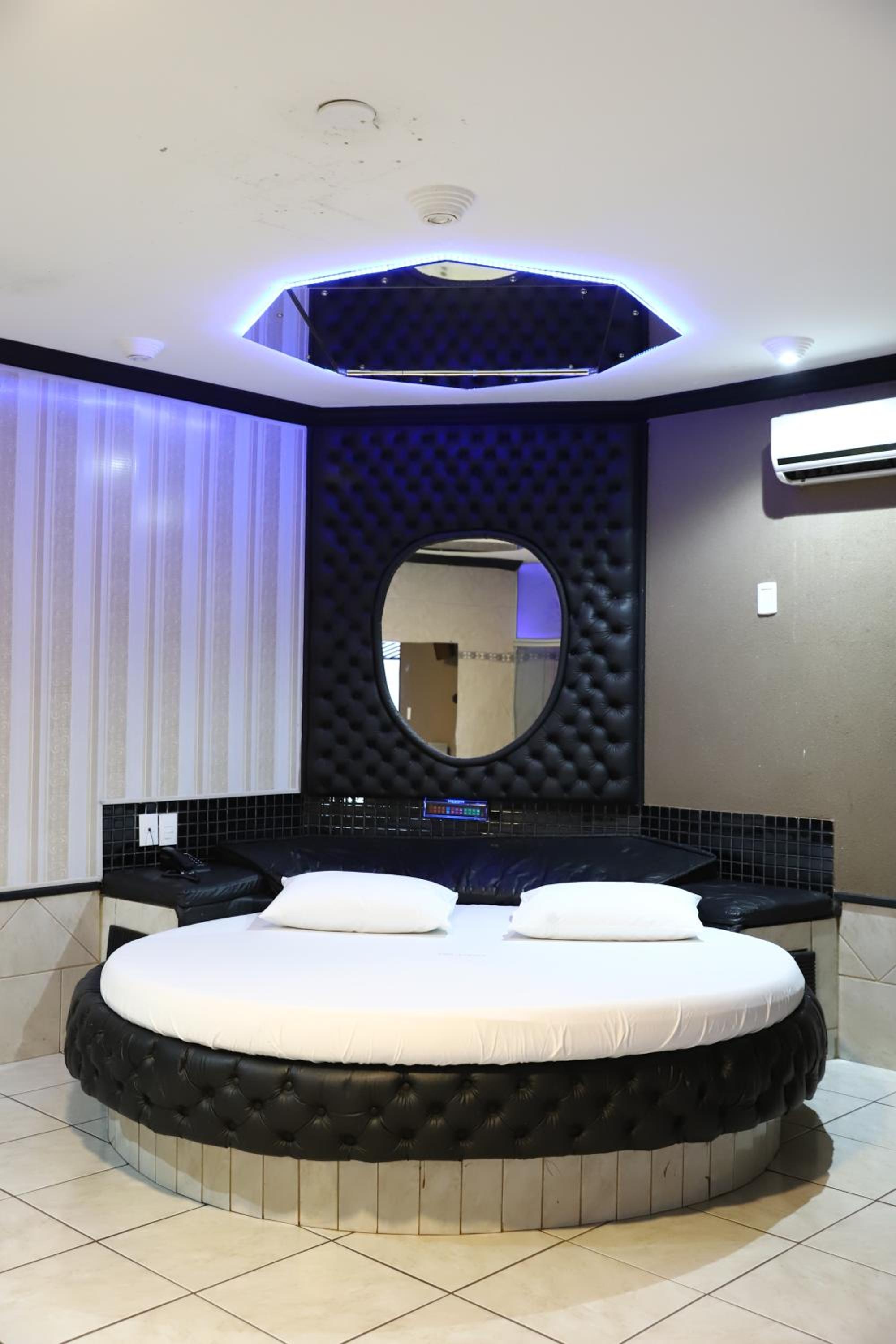 Deluxe Suite with Spa Bath - Photo 2