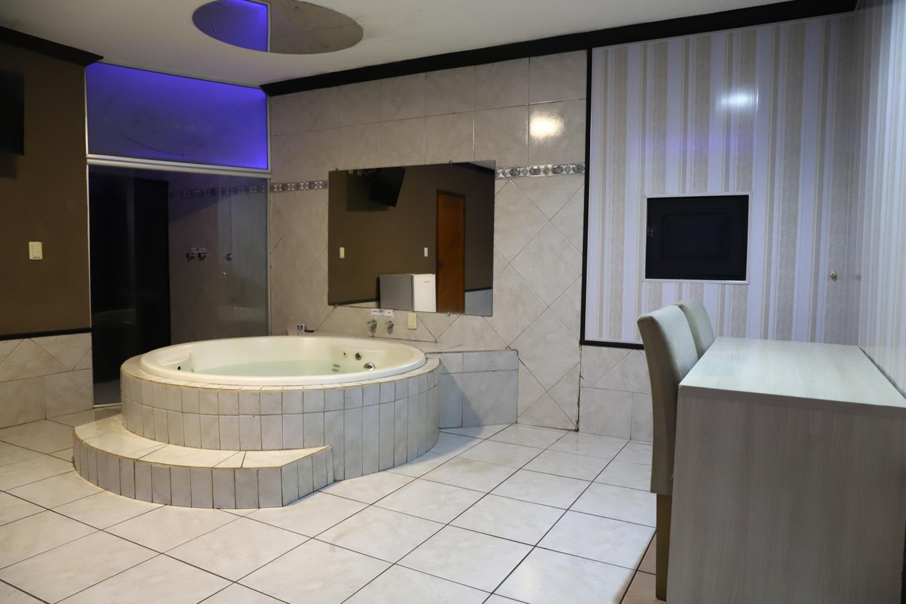 Deluxe Suite with Spa Bath - Photo 5