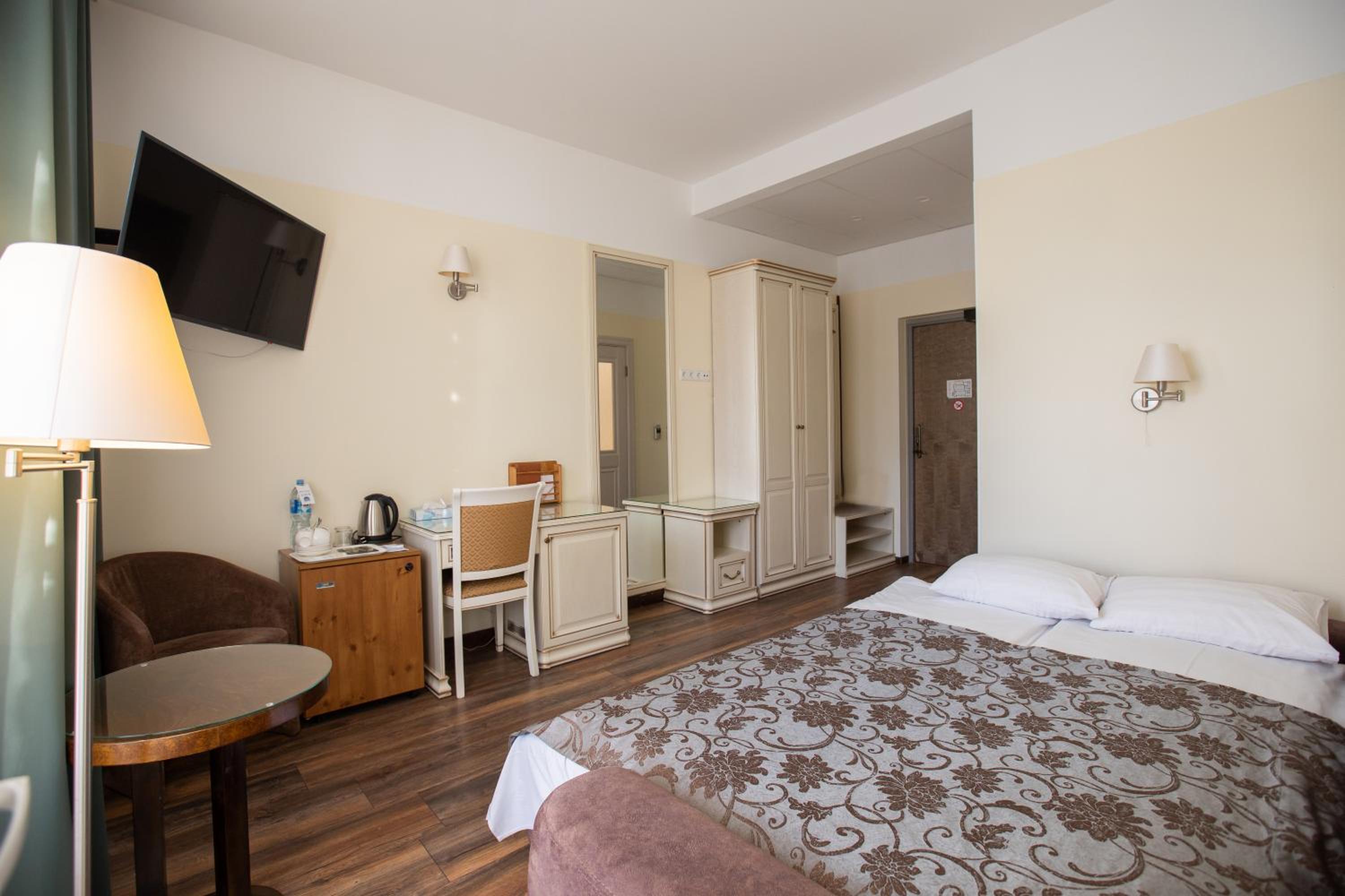 Family Room (2 Adults + 2 Children) - Photo 9