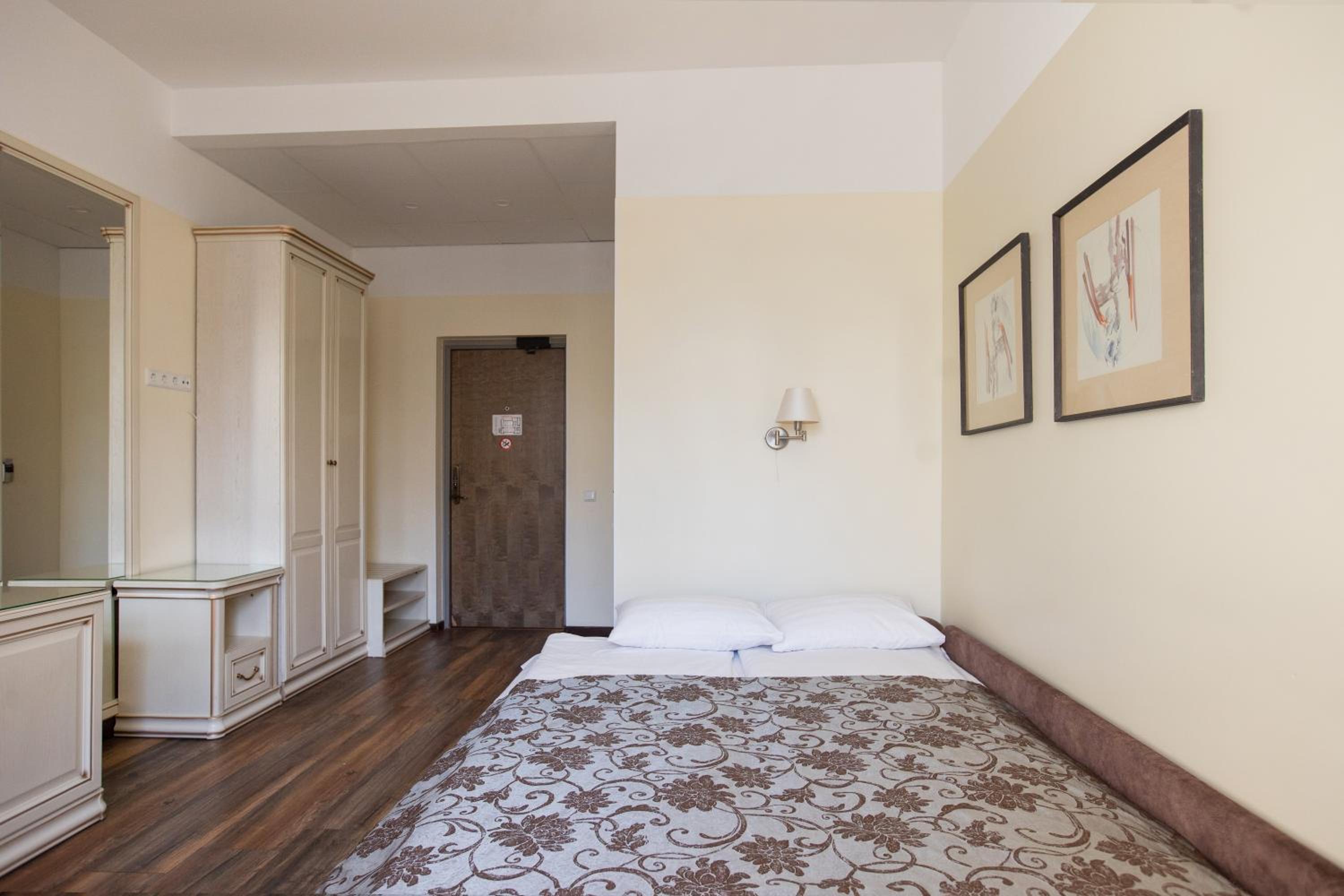 Family Room (2 Adults + 2 Children) - Photo 1